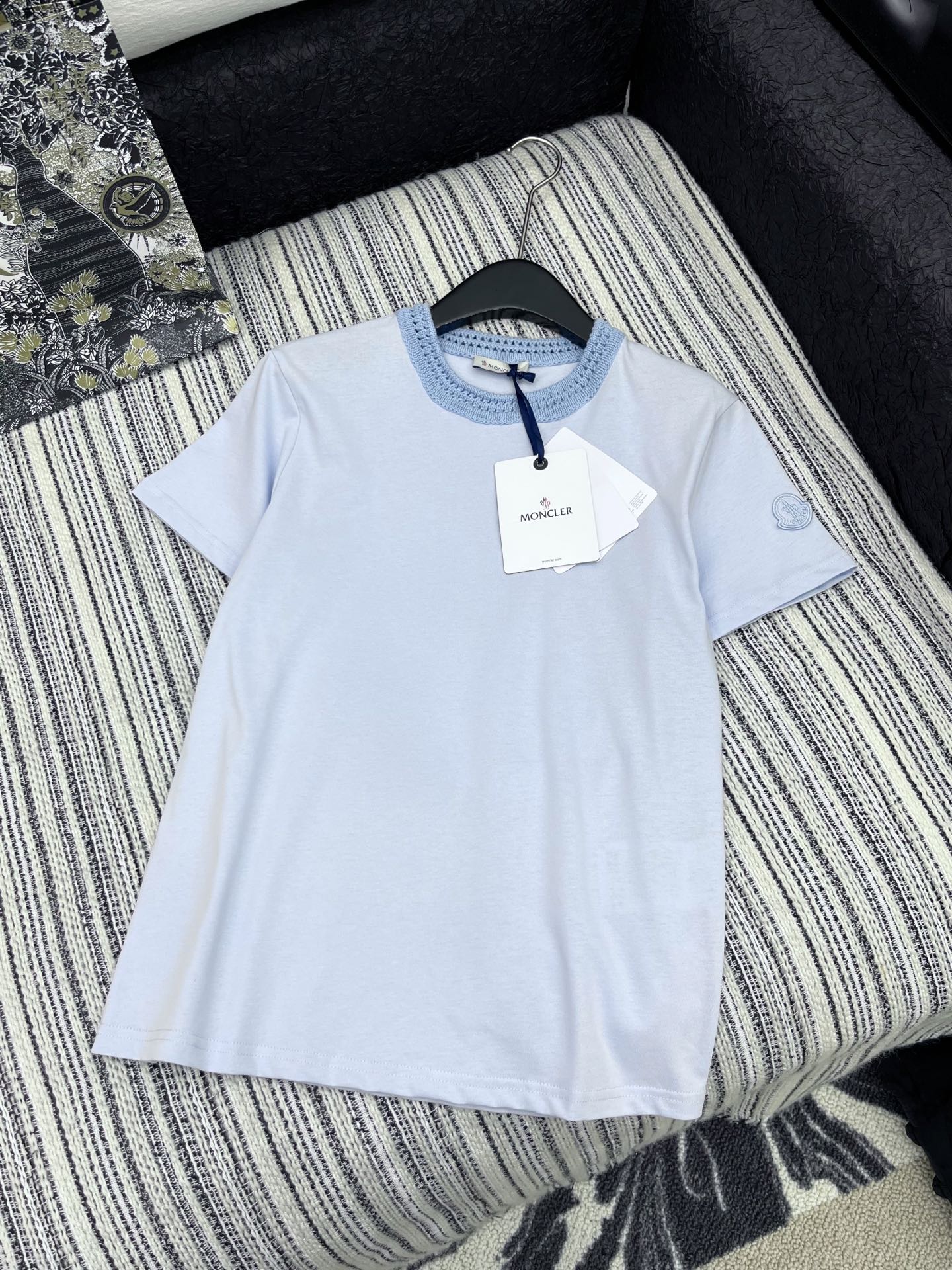 🛒𝐍𝐄𝐖 · 𝟐𝟎𝟐5/爆款现货

原单品质 Mon*｜25新品圆领镂空勾花拼接短袖T恤
精致常规版型上