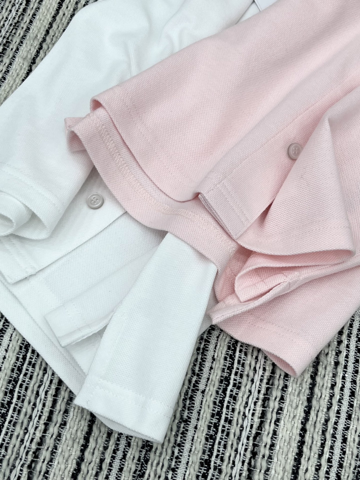 🛒𝐍𝐄𝐖 · 𝟐𝟎𝟐5/爆款现货

原单品质 Alex*｜25限定新品刺绣短袖T恤
精致不规则版型 翻领