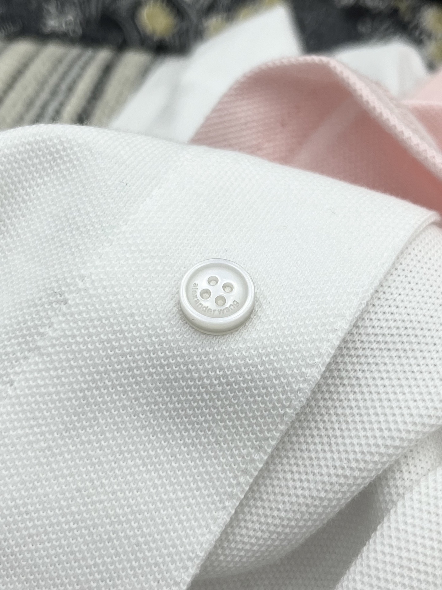 🛒𝐍𝐄𝐖 · 𝟐𝟎𝟐5/爆款现货

原单品质 Alex*｜25限定新品刺绣短袖T恤
精致不规则版型 翻领