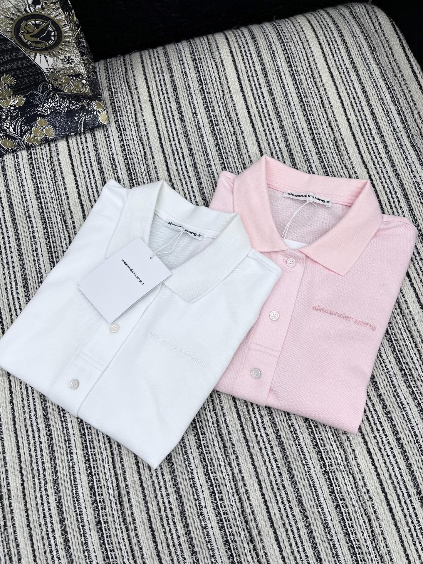 🛒𝐍𝐄𝐖 · 𝟐𝟎𝟐5/爆款现货

原单品质 Alex*｜25限定新品刺绣短袖T恤
精致不规则版型 翻领