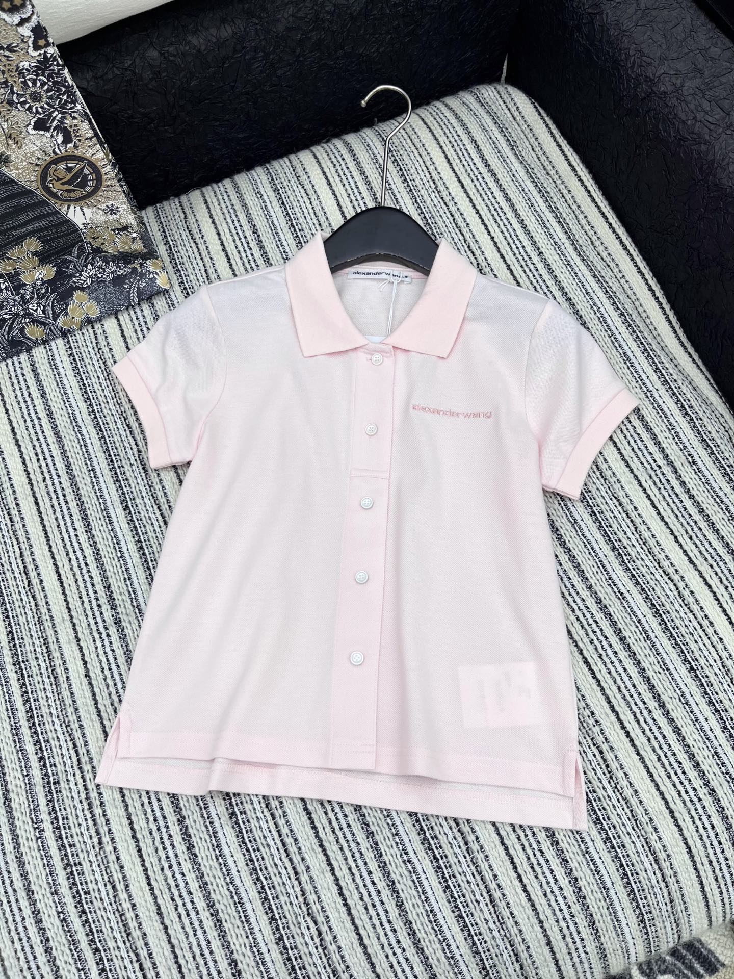 🛒𝐍𝐄𝐖 · 𝟐𝟎𝟐5/爆款现货

原单品质 Alex*｜25限定新品刺绣短袖T恤
精致不规则版型 翻领