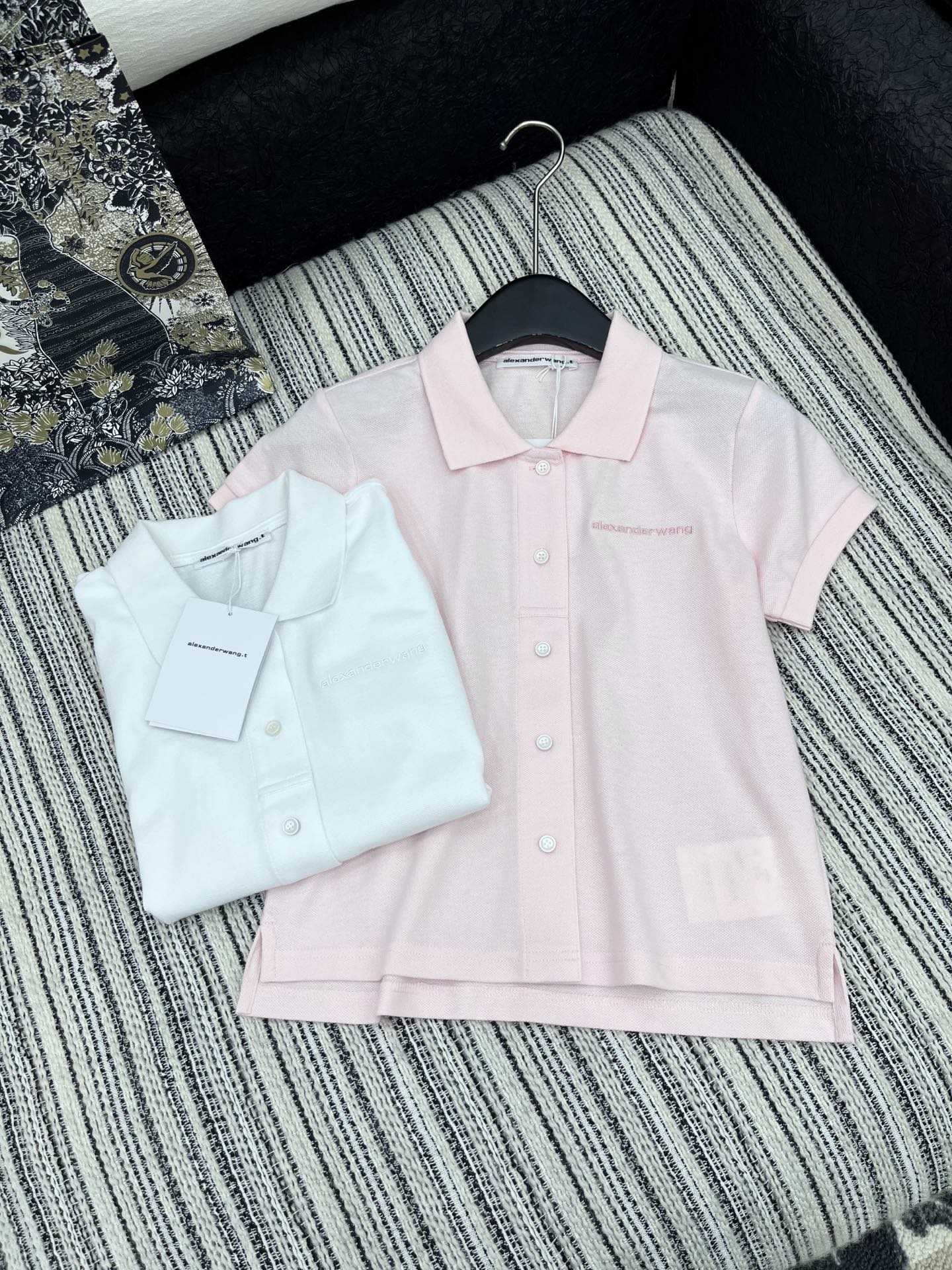 🛒𝐍𝐄𝐖 · 𝟐𝟎𝟐5/爆款现货

原单品质 Alex*｜25限定新品刺绣短袖T恤
精致不规则版型 翻领