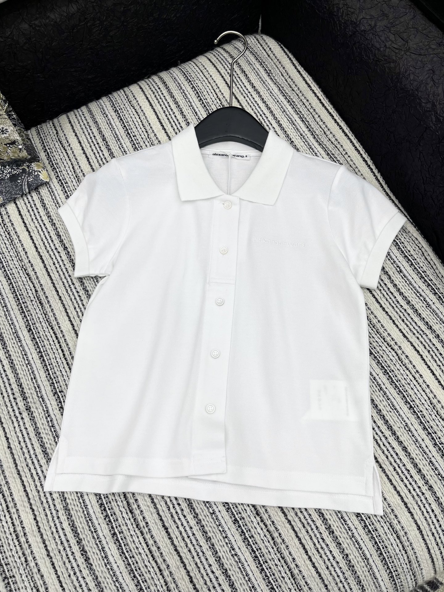 🛒𝐍𝐄𝐖 · 𝟐𝟎𝟐5/爆款现货

原单品质 Alex*｜25限定新品刺绣短袖T恤
精致不规则版型 翻领