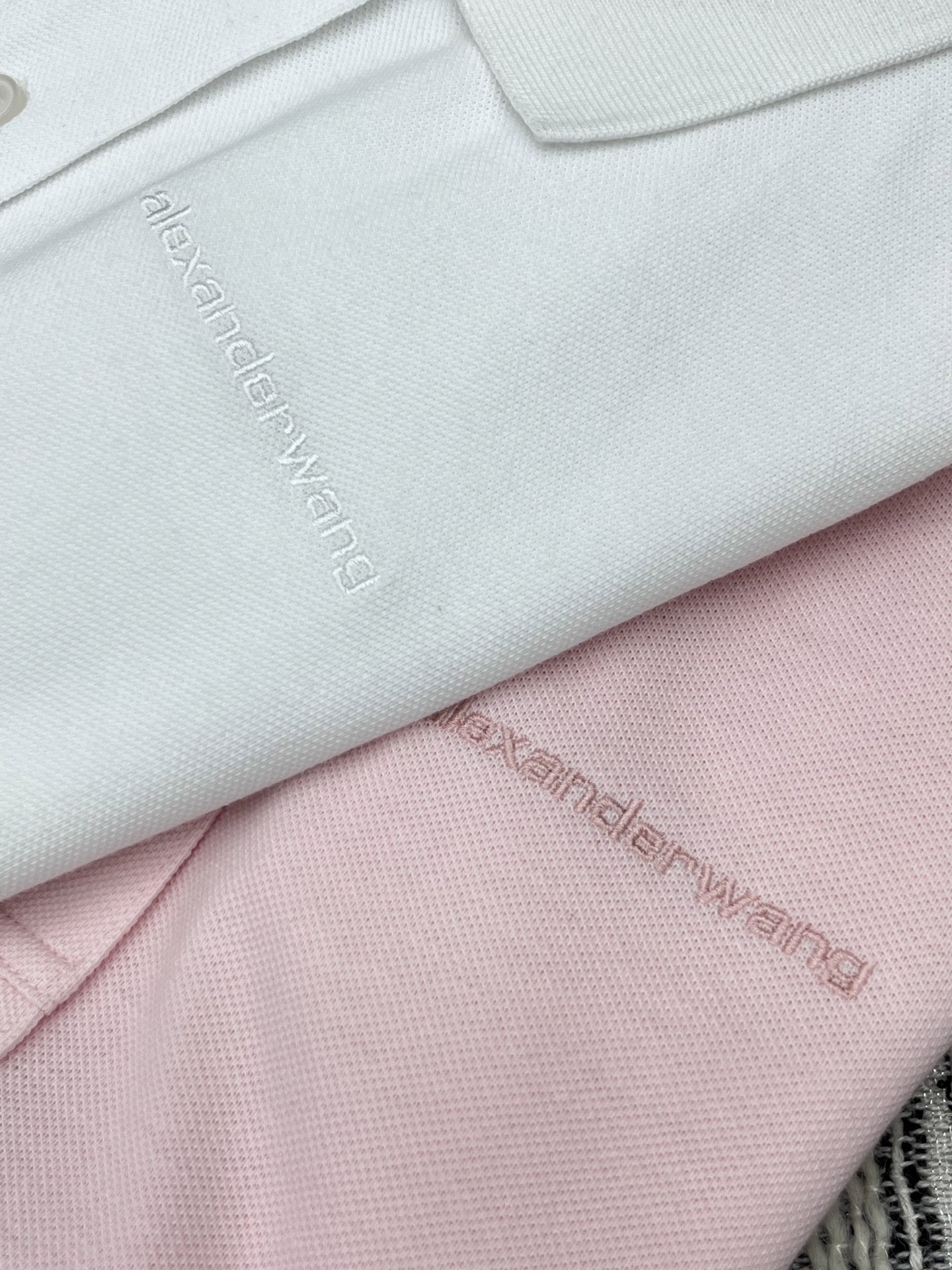 🛒𝐍𝐄𝐖 · 𝟐𝟎𝟐5/爆款现货

原单品质 Alex*｜25限定新品刺绣短袖T恤
精致不规则版型 翻领