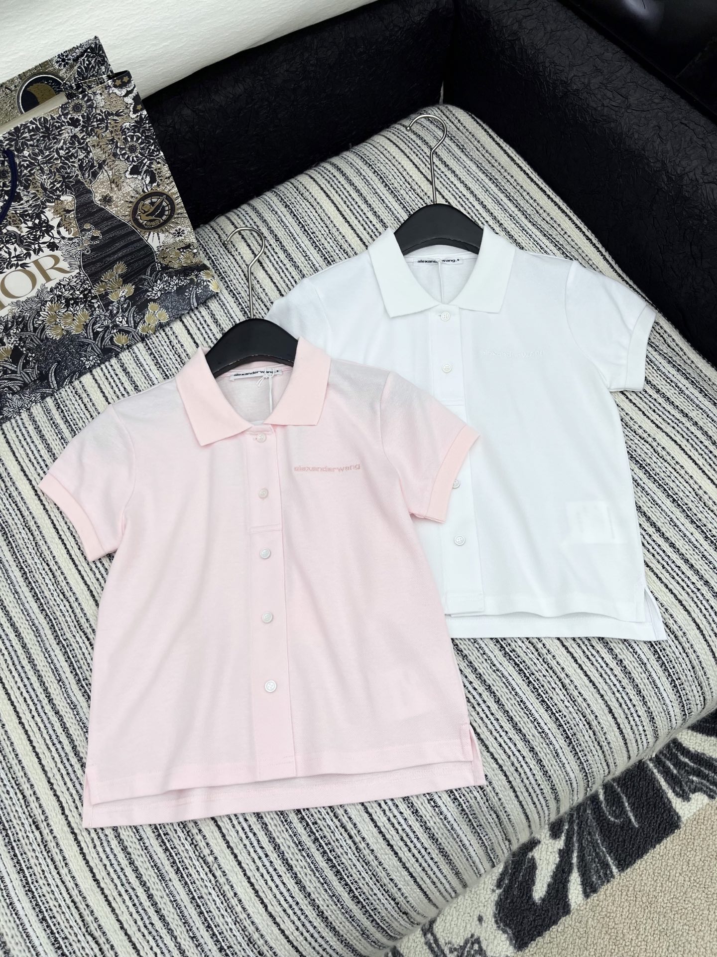 🛒𝐍𝐄𝐖 · 𝟐𝟎𝟐5/爆款现货

原单品质 Alex*｜25限定新品刺绣短袖T恤
精致不规则版型 翻领