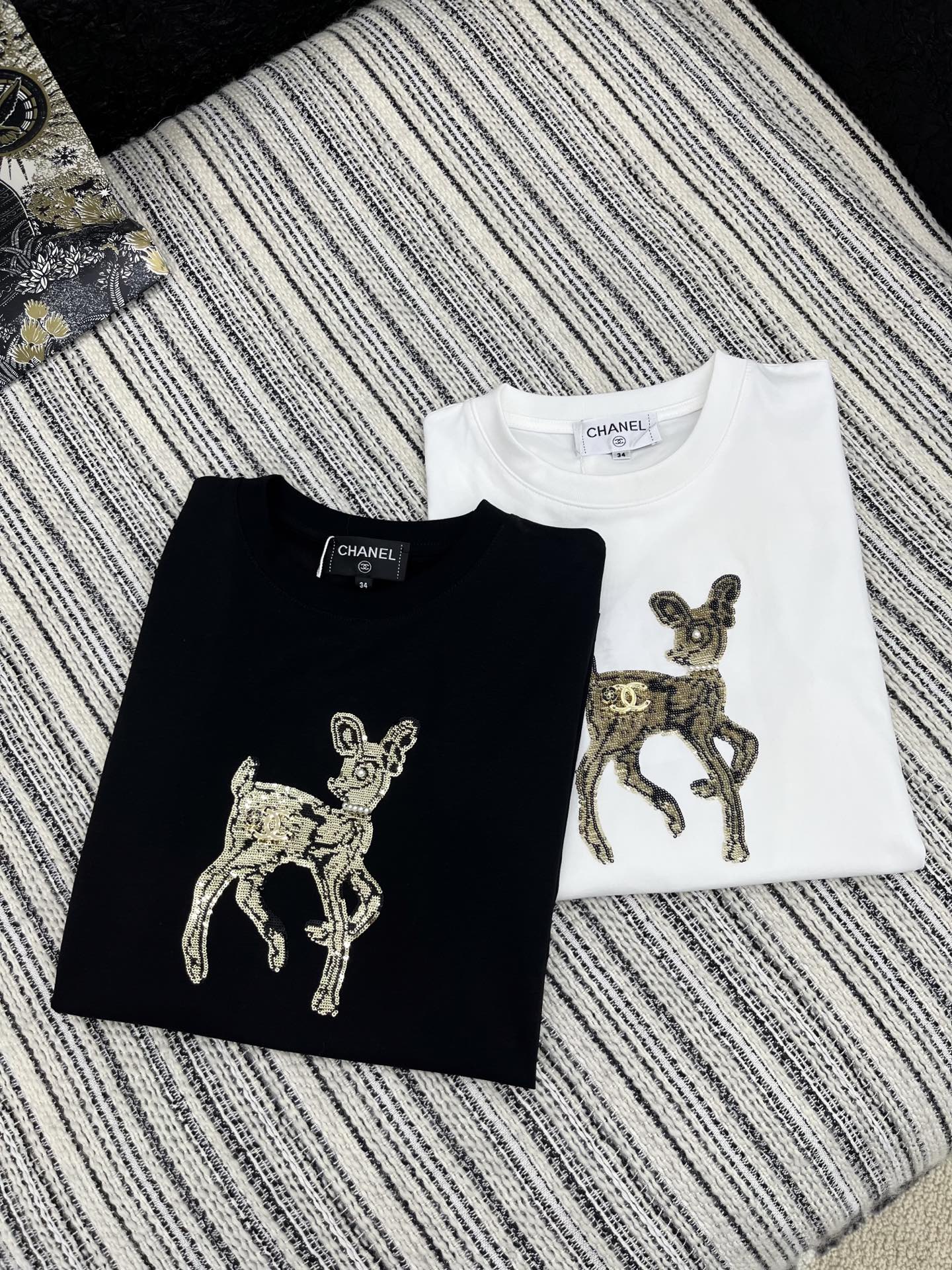🛒𝐍𝐄𝐖 · 𝟐𝟎𝟐5/爆款现货

原单品质 Chan*｜25限定新品珠片刺绣短袖T恤
精致常规版型上身
