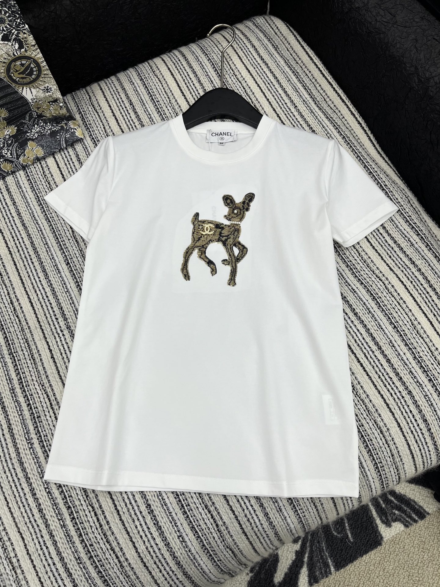 🛒𝐍𝐄𝐖 · 𝟐𝟎𝟐5/爆款现货

原单品质 Chan*｜25限定新品珠片刺绣短袖T恤
精致常规版型上身