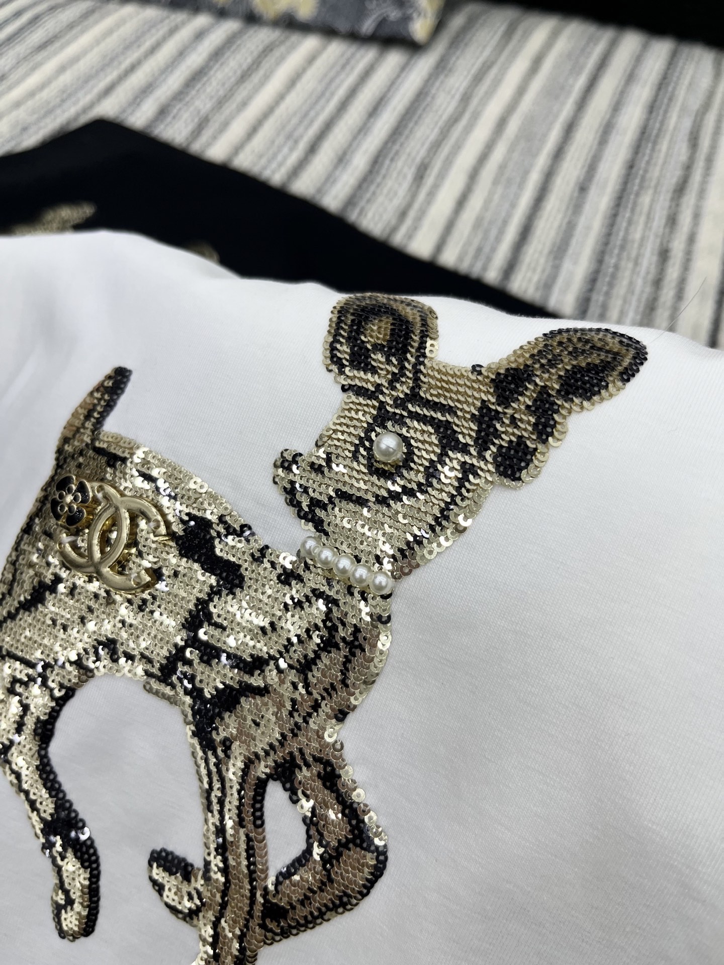 🛒𝐍𝐄𝐖 · 𝟐𝟎𝟐5/爆款现货

原单品质 Chan*｜25限定新品珠片刺绣短袖T恤
精致常规版型上身