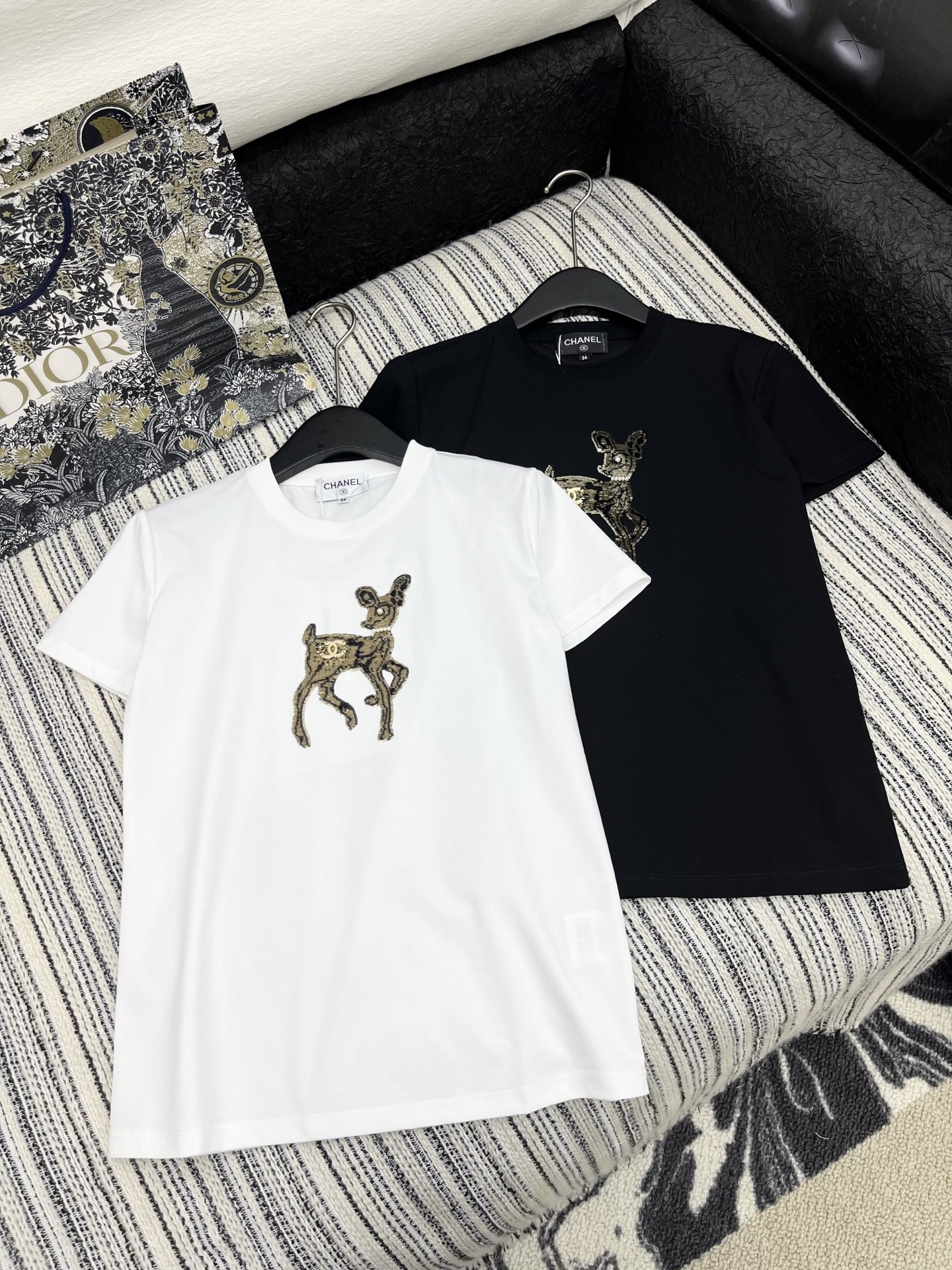 🛒𝐍𝐄𝐖 · 𝟐𝟎𝟐5/爆款现货

原单品质 Chan*｜25限定新品珠片刺绣短袖T恤
精致常规版型上身