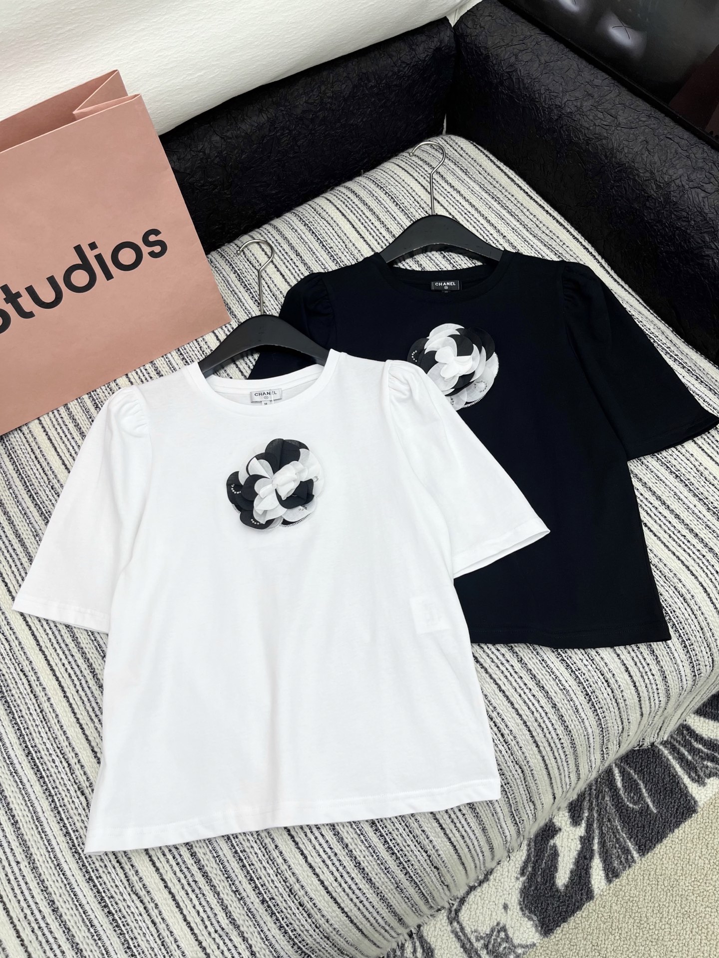 🛒𝐍𝐄𝐖 · 𝟐𝟎𝟐5/爆款现货

原单品质 Chane*｜2025新品重工可拆卸山茶花𝑇𝑒𝑒
定制YB