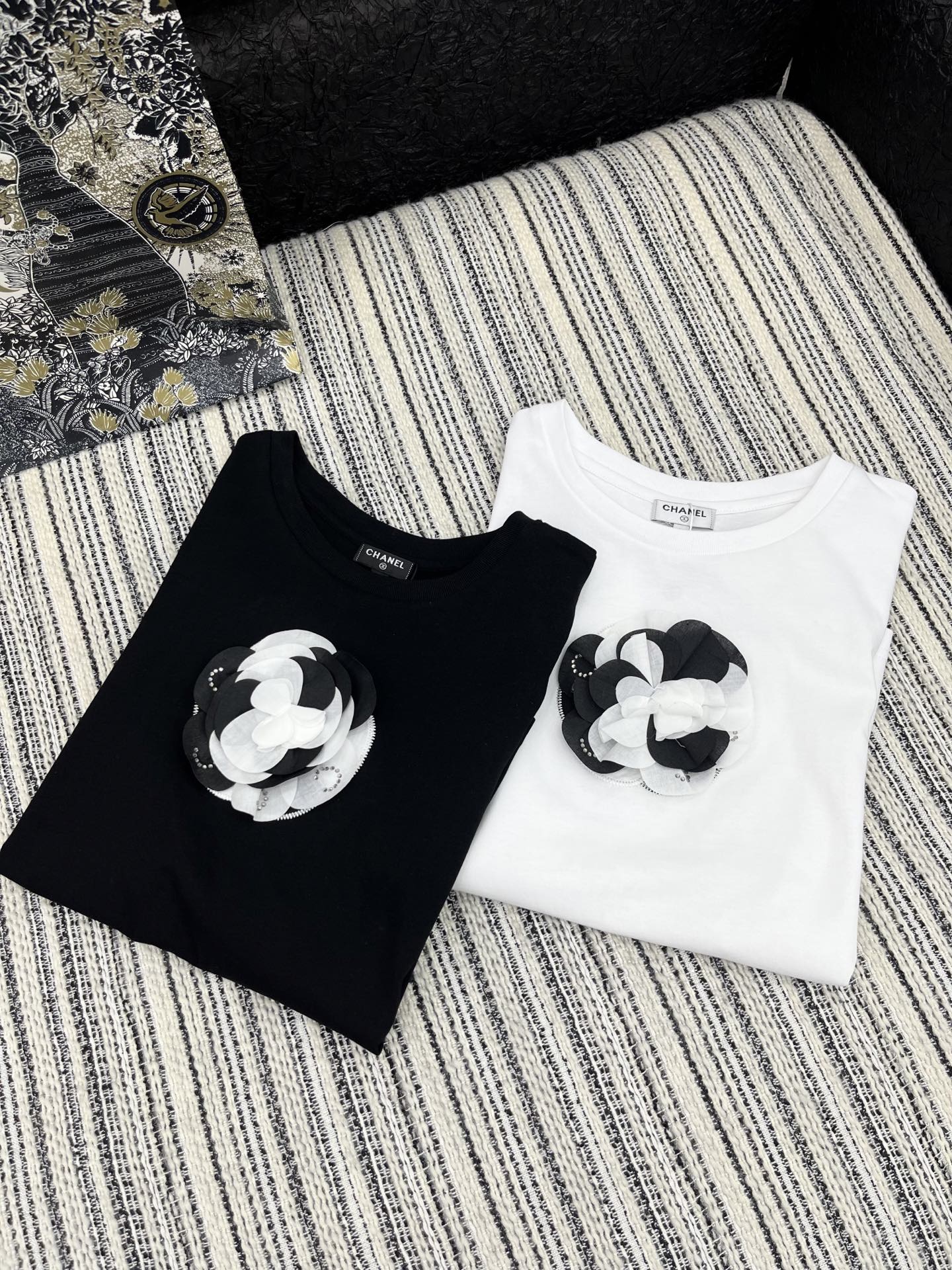 🛒𝐍𝐄𝐖 · 𝟐𝟎𝟐5/爆款现货

原单品质 Chane*｜2025新品重工可拆卸山茶花𝑇𝑒𝑒
定制YB