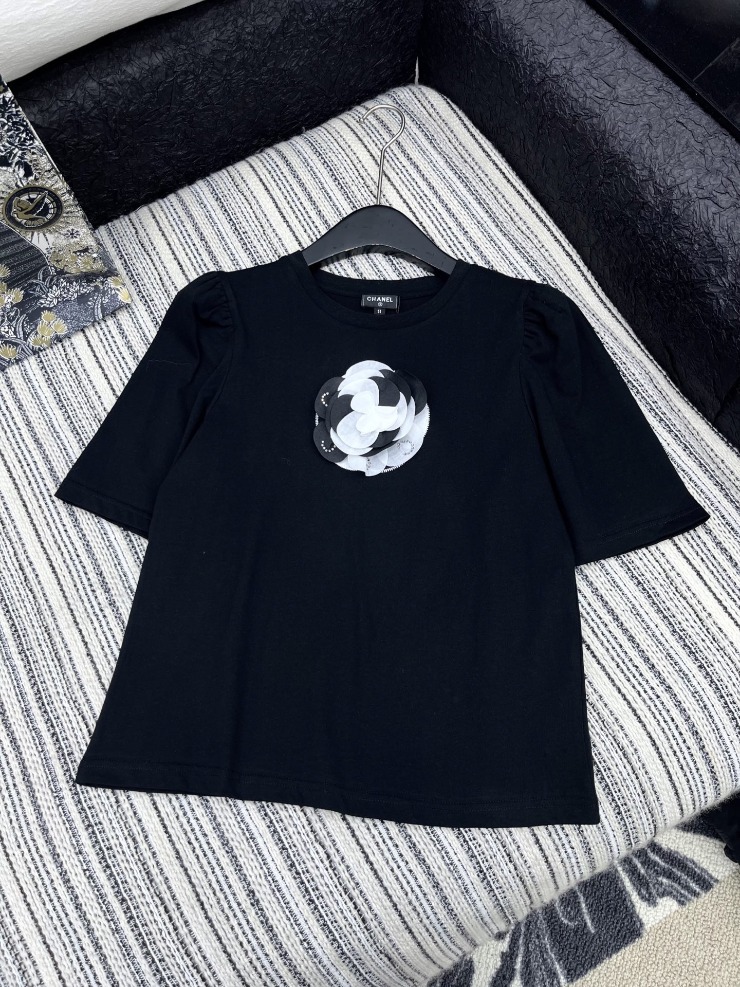 🛒𝐍𝐄𝐖 · 𝟐𝟎𝟐5/爆款现货

原单品质 Chane*｜2025新品重工可拆卸山茶花𝑇𝑒𝑒
定制YB