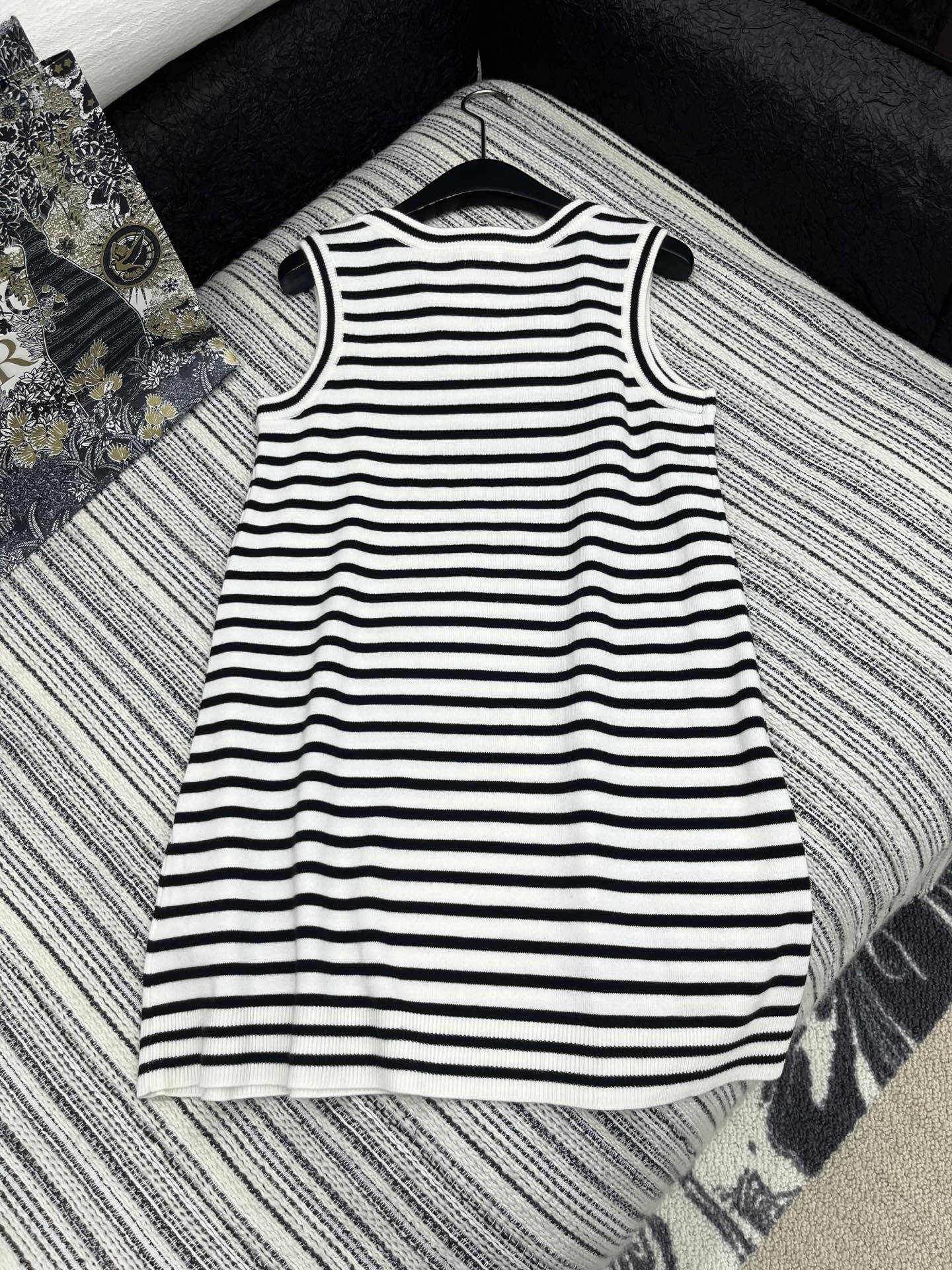 🛒𝐍𝐄𝐖 · 𝟐𝟎𝟐5/爆款现货

原单品质  Celi *｜25新品无袖针织裙
颜色正  精致常规版型