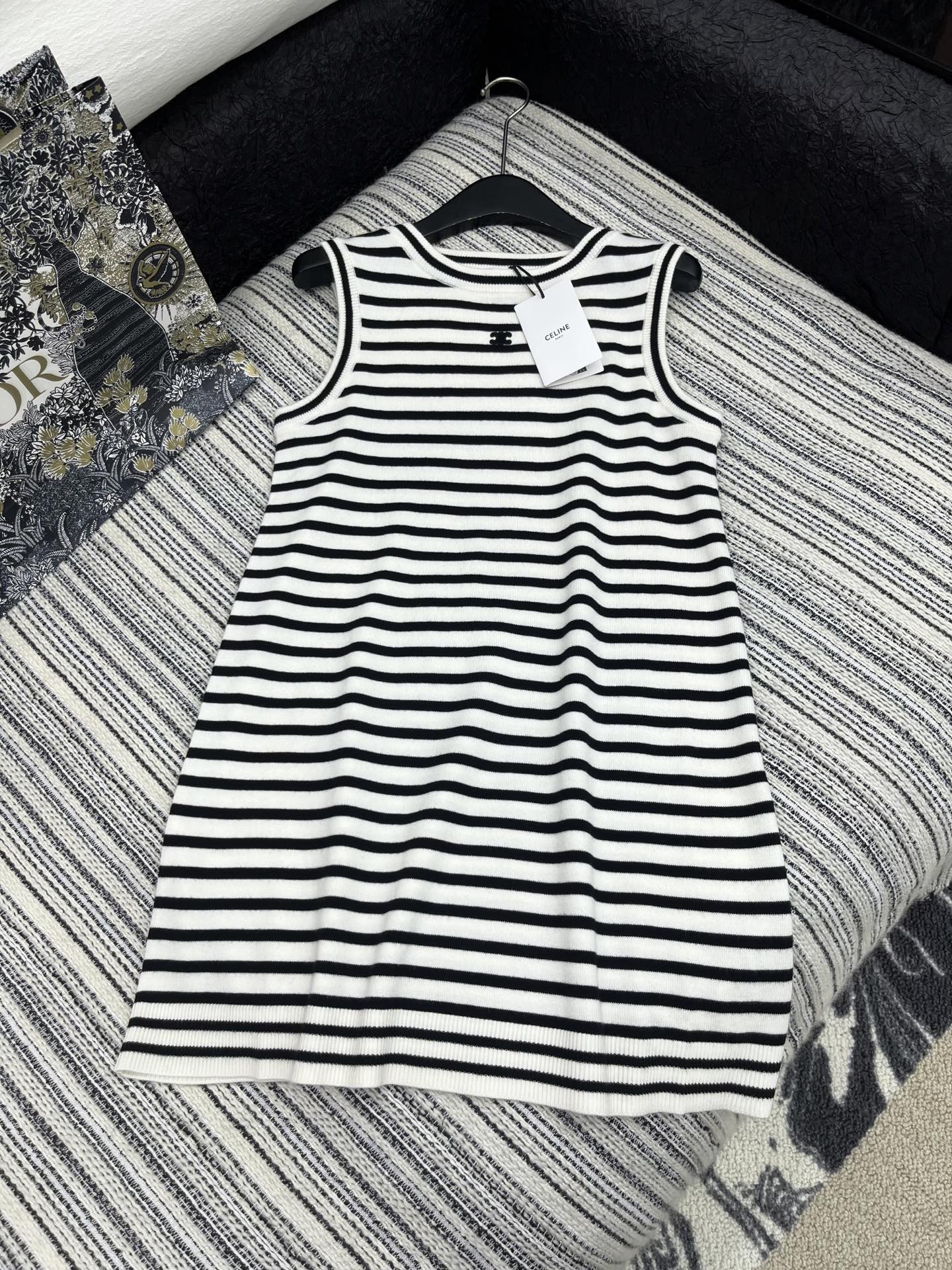 🛒𝐍𝐄𝐖 · 𝟐𝟎𝟐5/爆款现货

原单品质  Celi *｜25新品无袖针织裙
颜色正  精致常规版型