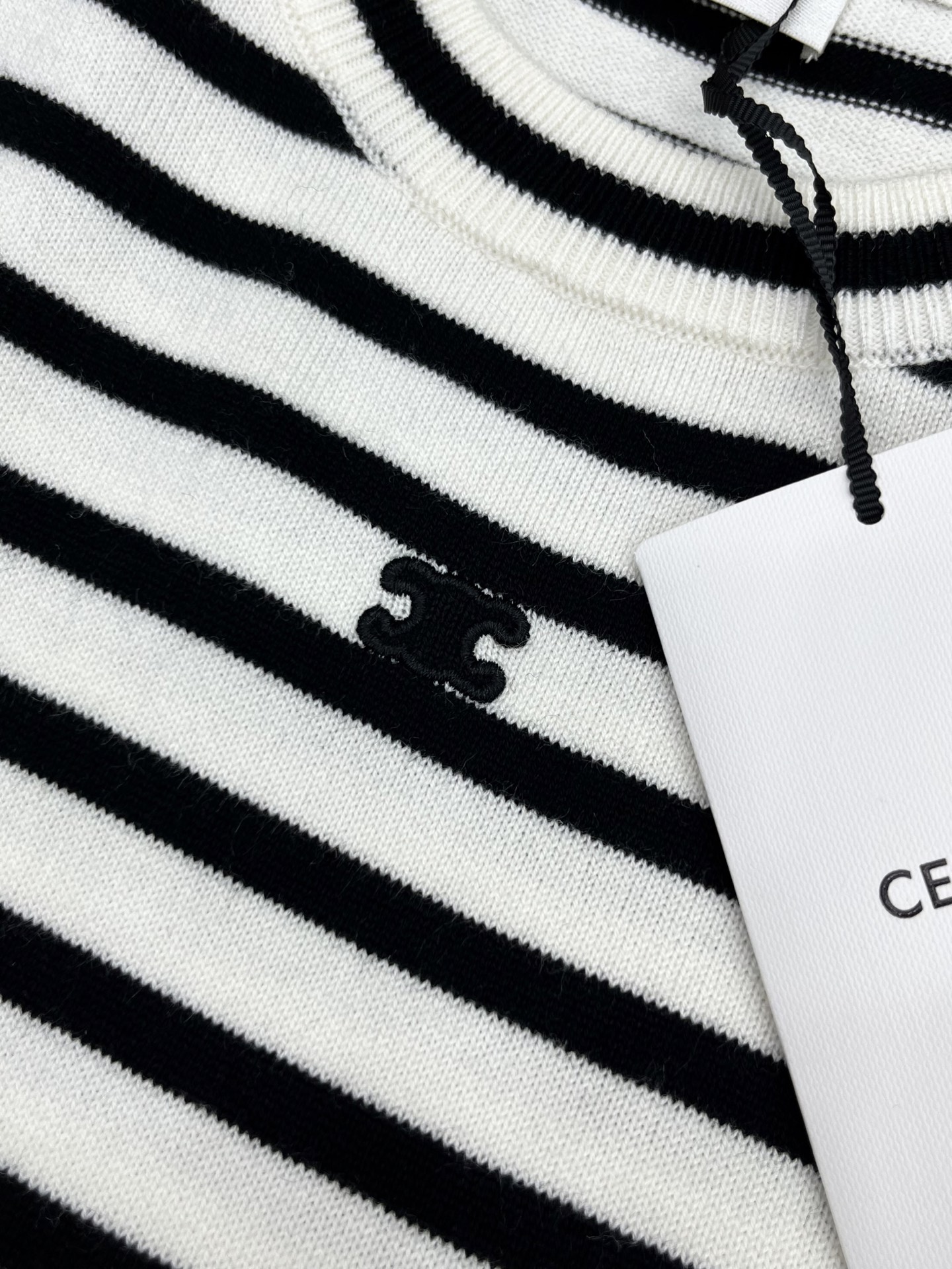 🛒𝐍𝐄𝐖 · 𝟐𝟎𝟐5/爆款现货

原单品质  Celi *｜25新品无袖针织背心
颜色正  精致常规版
