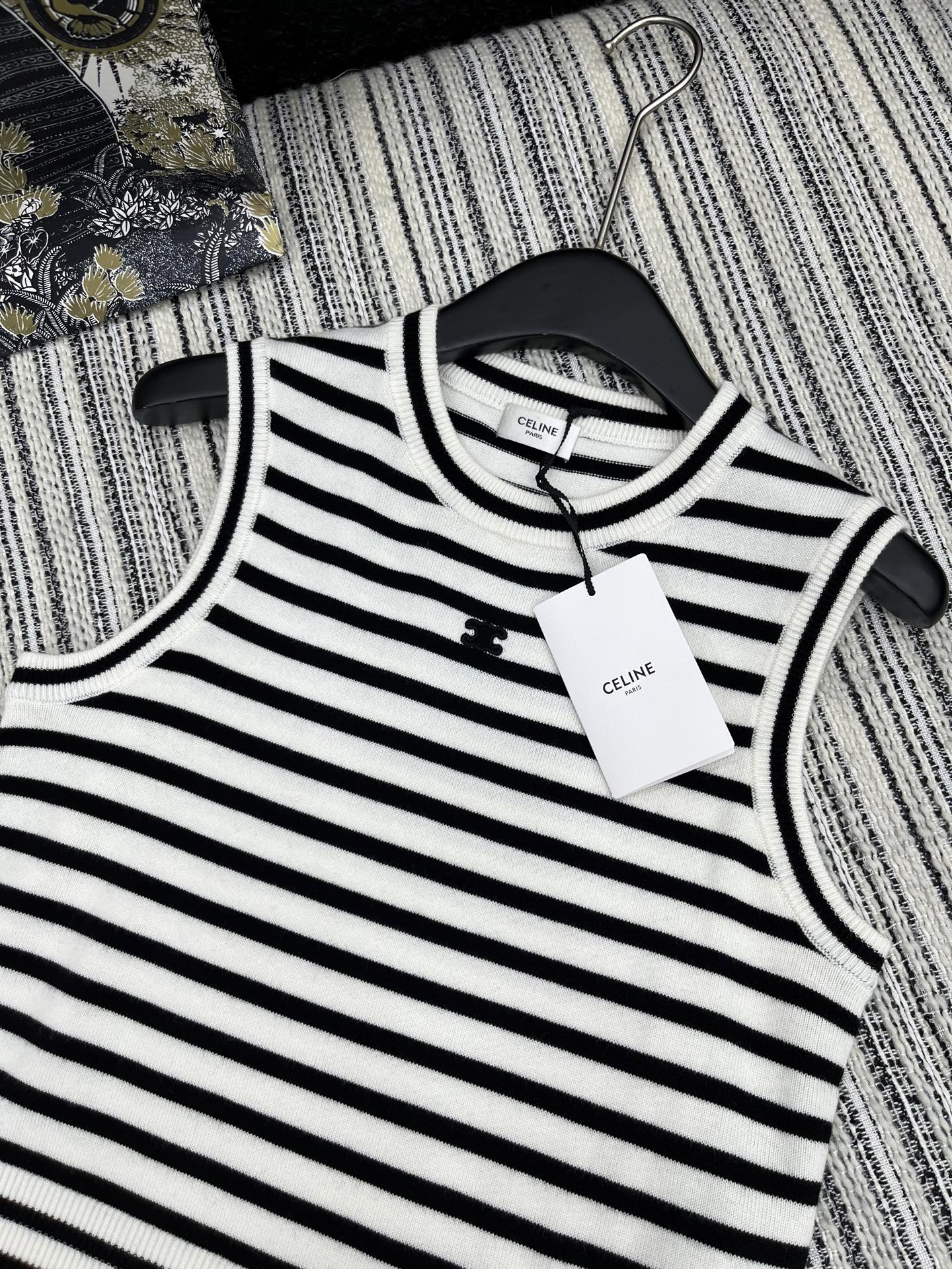 🛒𝐍𝐄𝐖 · 𝟐𝟎𝟐5/爆款现货

原单品质  Celi *｜25新品无袖针织背心
颜色正  精致常规版
