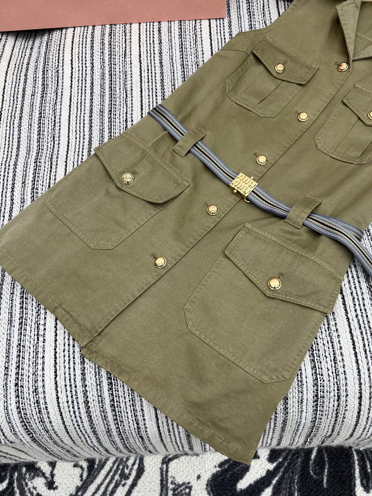 🛒𝐍𝐄𝐖 · 𝟐𝟎𝟐5/爆款现货

【原版定制】Miu Mi*｜25新款学院工装系列背心连衣裙
爆单款 