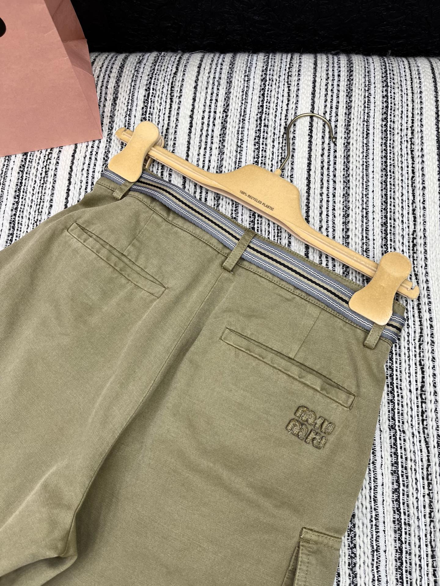 🛒𝐍𝐄𝐖 · 𝟐𝟎𝟐5/爆款现货

【原版定制】Miu Mi*｜25新款学院工装系列短裤
爆单款  气质