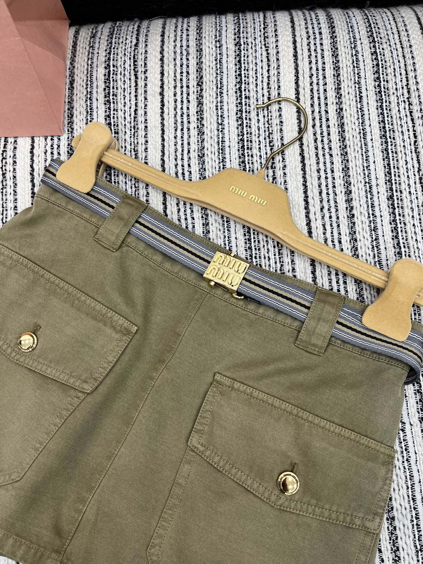 🛒𝐍𝐄𝐖 · 𝟐𝟎𝟐5/爆款现货

【原版定制】Miu Mi*｜25新款学院工装系列低腰半裙
爆单款  