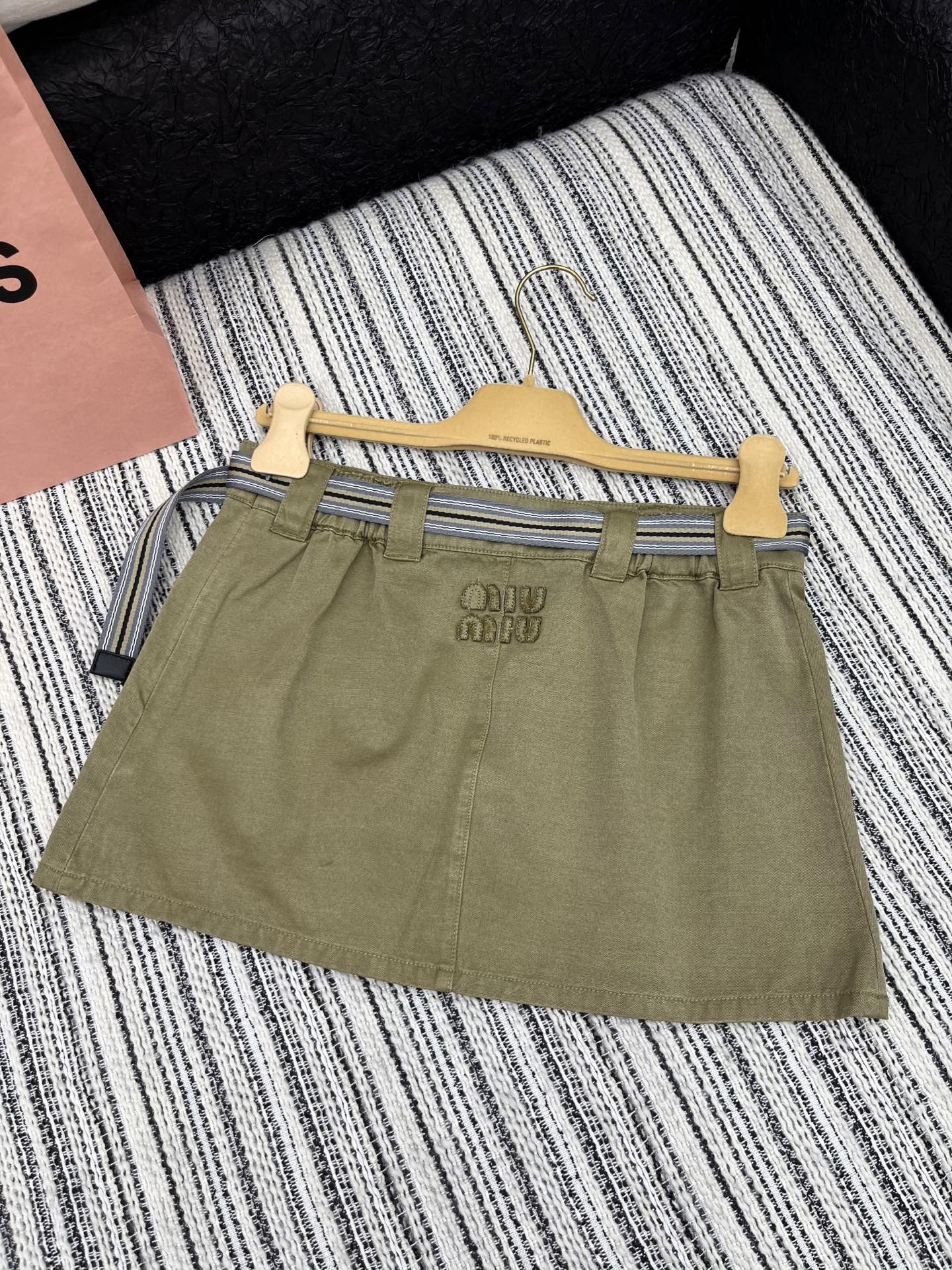 🛒𝐍𝐄𝐖 · 𝟐𝟎𝟐5/爆款现货

【原版定制】Miu Mi*｜25新款学院工装系列低腰半裙
爆单款  