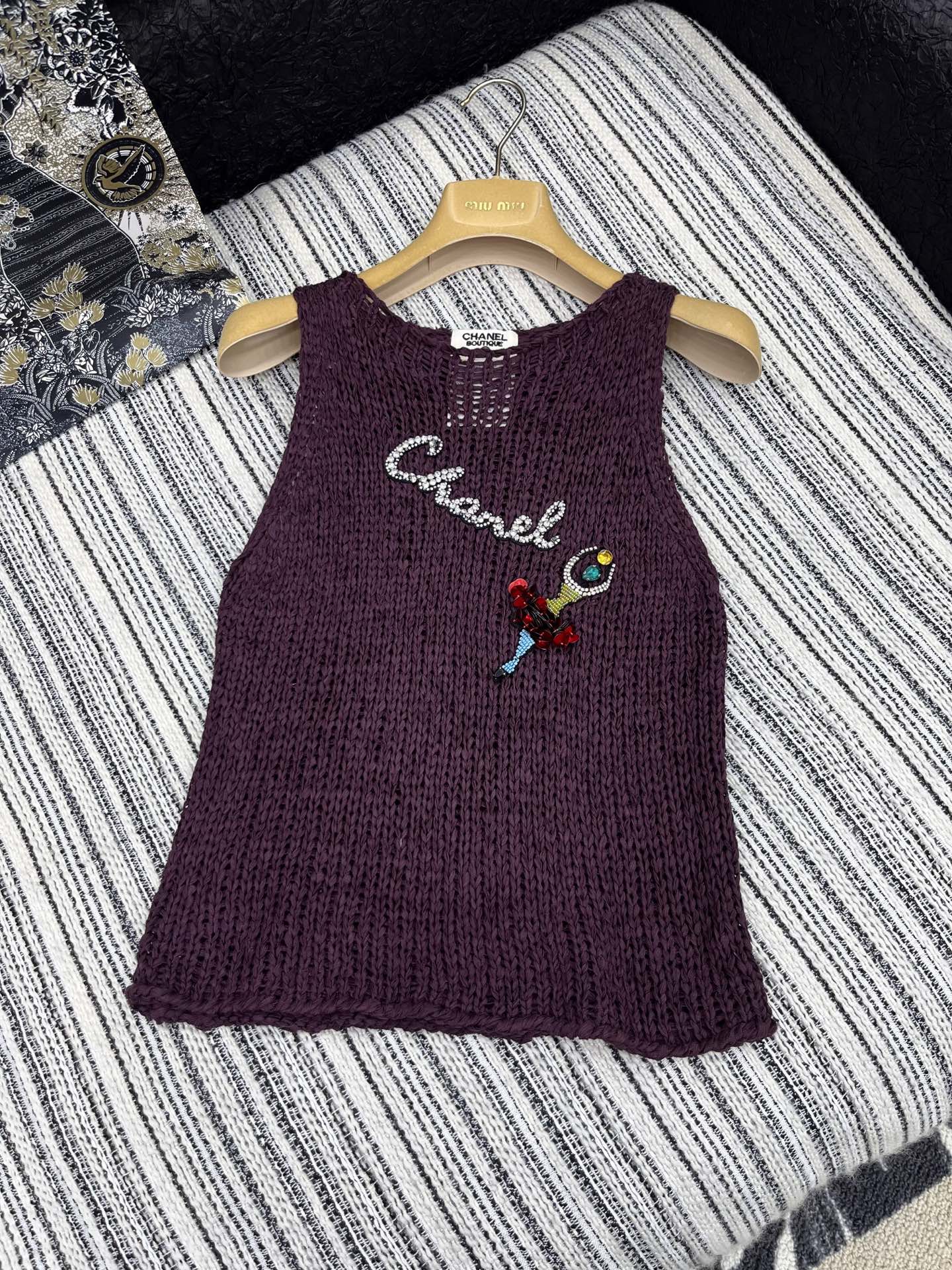 🛒𝐍𝐄𝐖 · 𝟐𝟎𝟐5/爆款现货

原单品质  Chane*｜2025中古系列针织背心
进口面料 纯手工