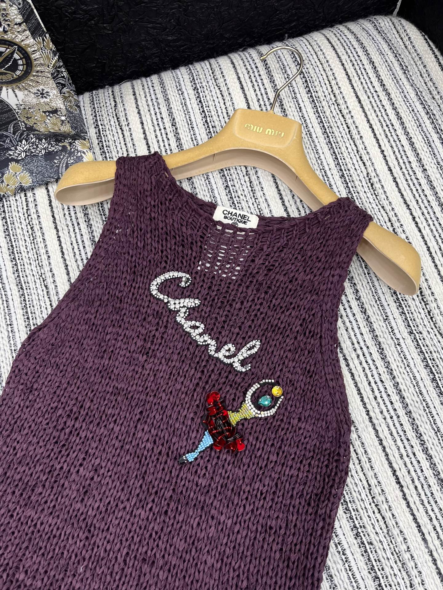 🛒𝐍𝐄𝐖 · 𝟐𝟎𝟐5/爆款现货

原单品质  Chane*｜2025中古系列针织背心
进口面料 纯手工