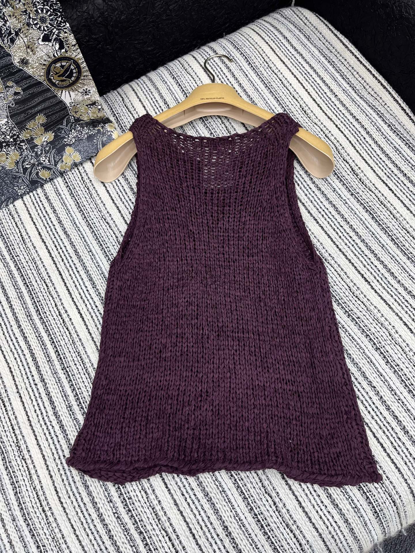🛒𝐍𝐄𝐖 · 𝟐𝟎𝟐5/爆款现货

原单品质  Chane*｜2025中古系列针织背心
进口面料 纯手工