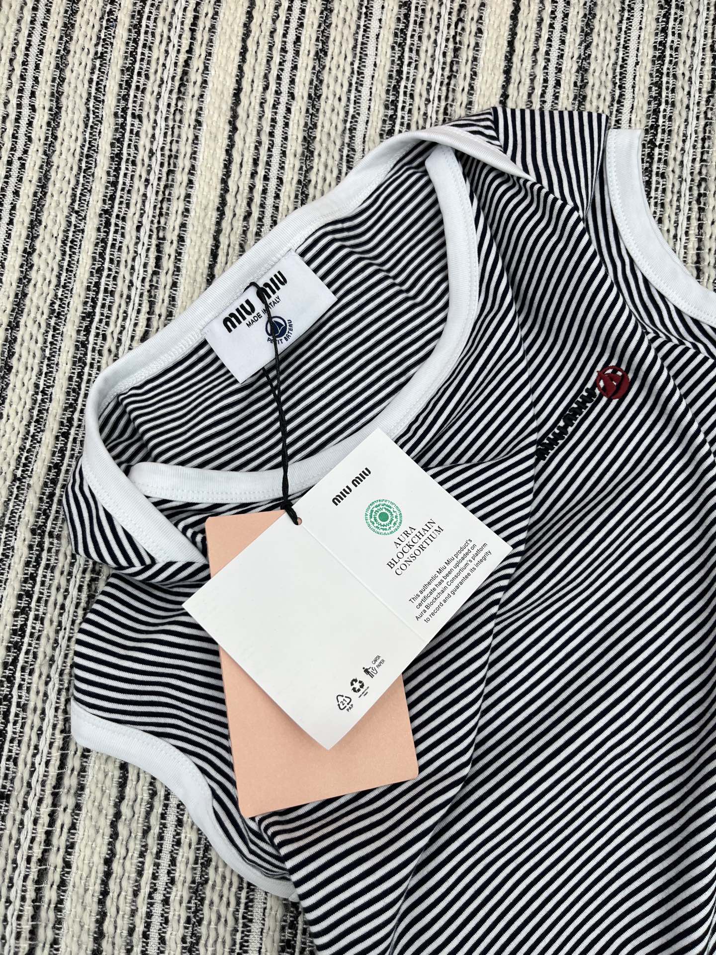🛒𝐍𝐄𝐖 · 𝟐𝟎𝟐4/爆款现货

原单品质 Miu Mi*｜2024新品短袖T恤
领口花边螺纹设计 饰