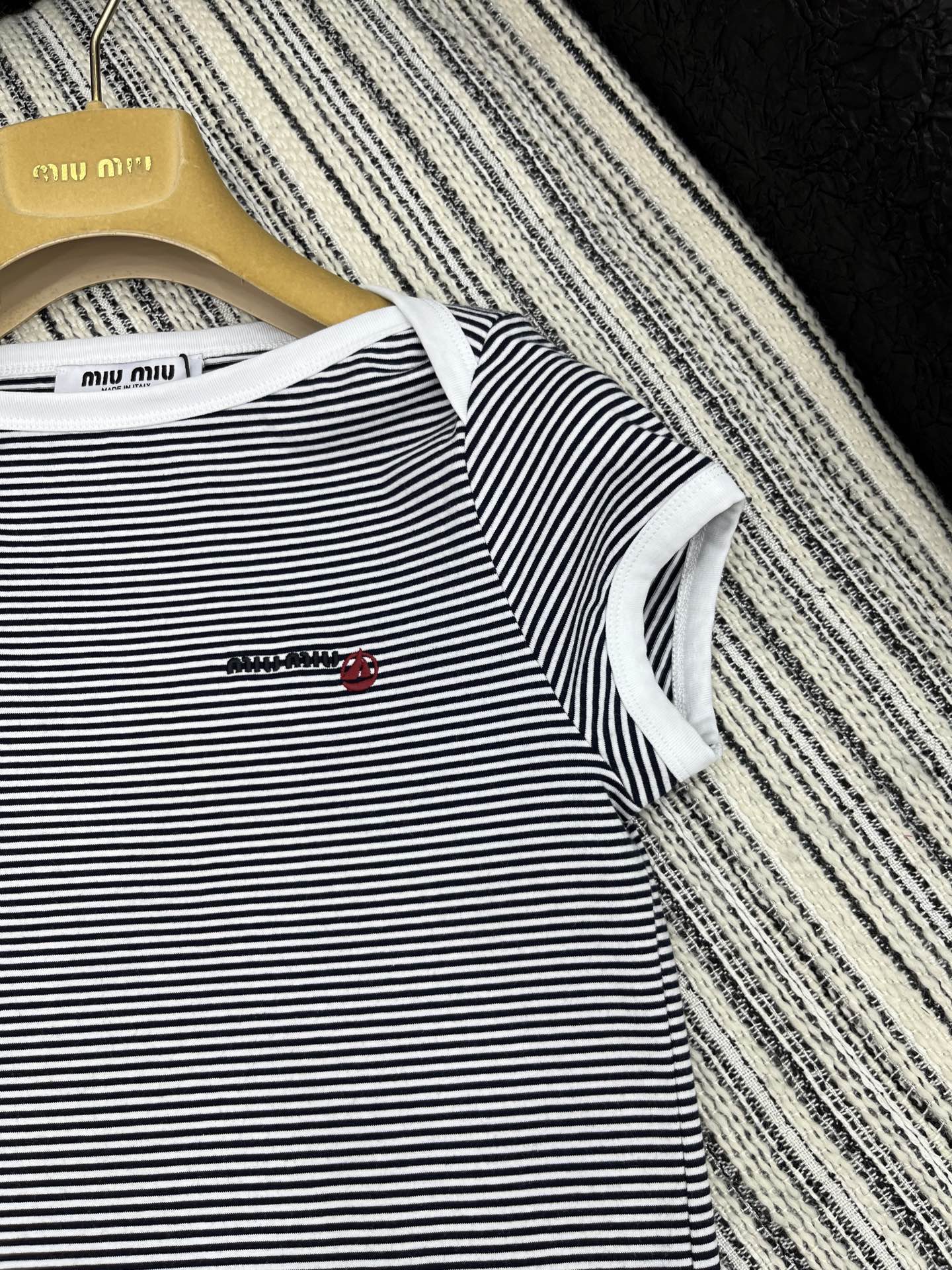 🛒𝐍𝐄𝐖 · 𝟐𝟎𝟐4/爆款现货

原单品质 Miu Mi*｜2024新品短袖T恤
领口花边螺纹设计 饰