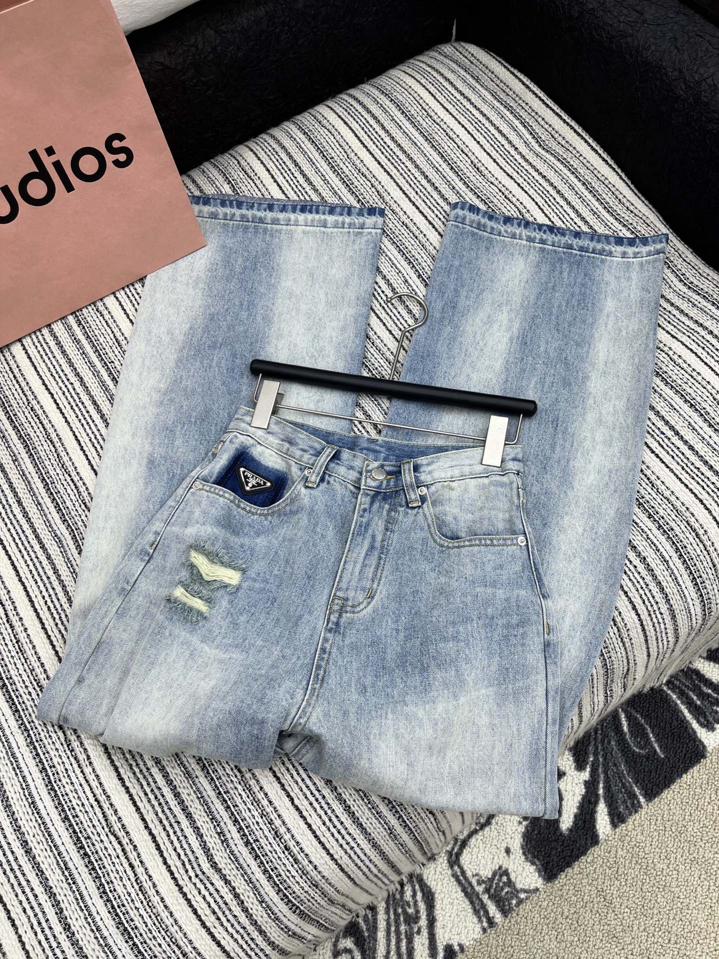 🛒𝐍𝐄𝐖 · 𝟐𝟎𝟐5/爆款现货

原单品质  Prad*｜女神同款破洞牛仔裤 
这款牛仔裤选用优质面料