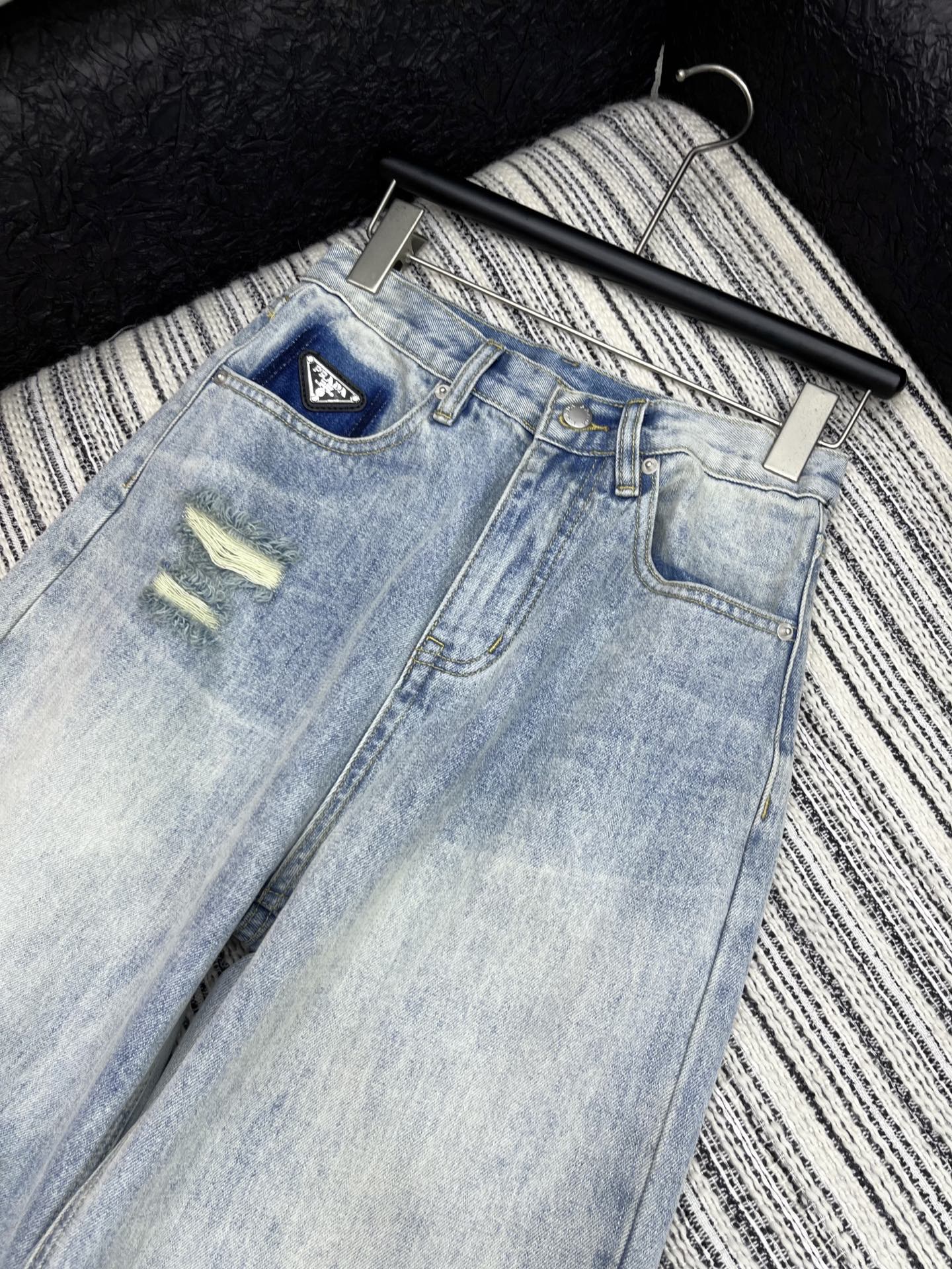 🛒𝐍𝐄𝐖 · 𝟐𝟎𝟐5/爆款现货

原单品质  Prad*｜女神同款破洞牛仔裤 
这款牛仔裤选用优质面料