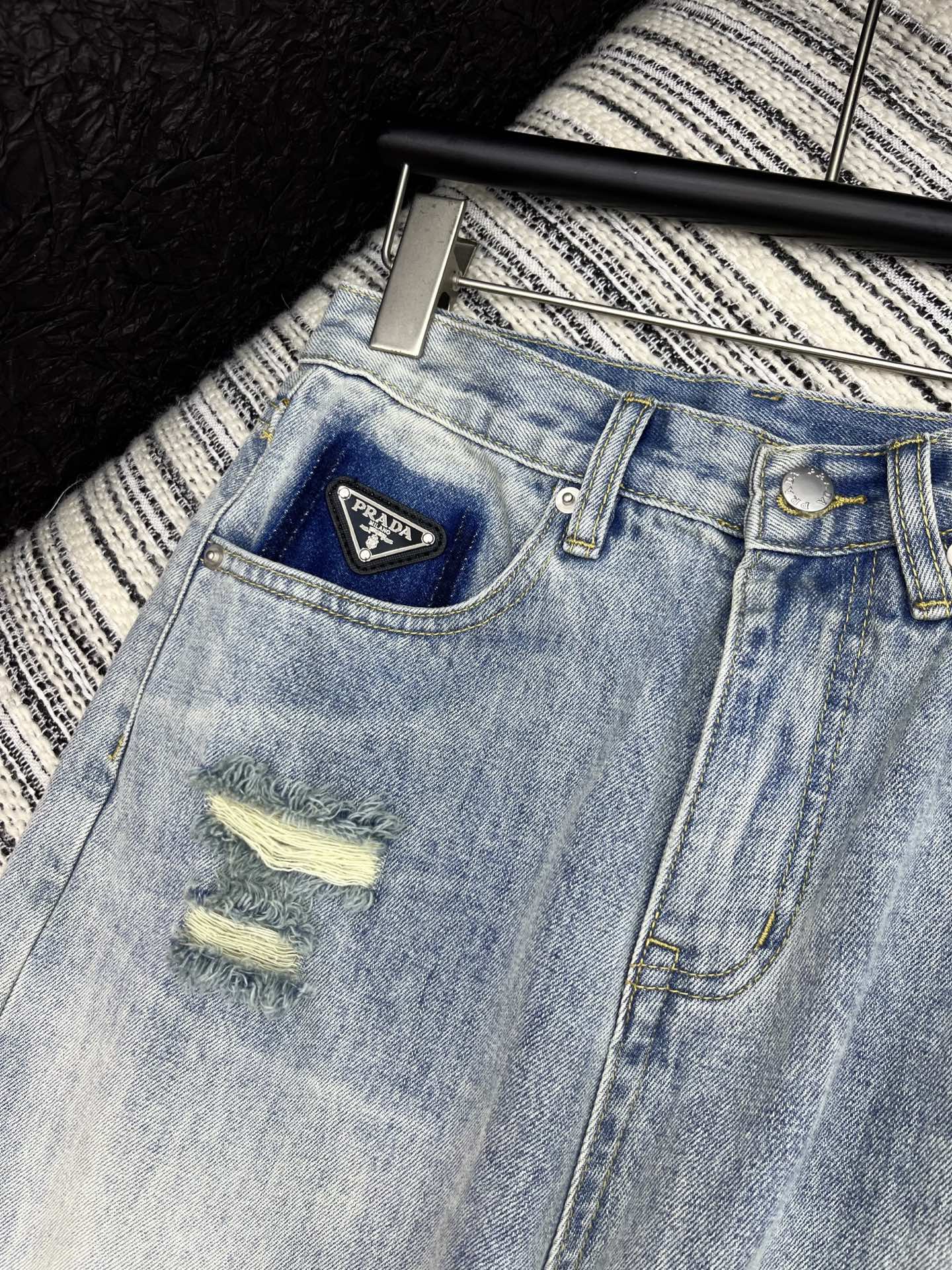 🛒𝐍𝐄𝐖 · 𝟐𝟎𝟐5/爆款现货

原单品质  Prad*｜女神同款破洞牛仔裤 
这款牛仔裤选用优质面料