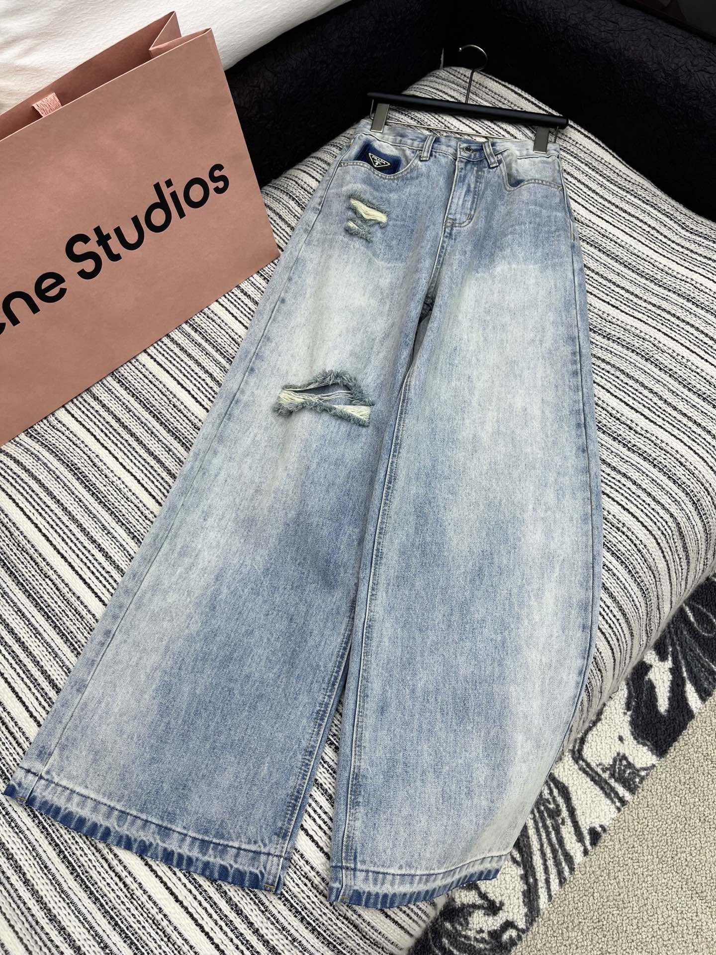 🛒𝐍𝐄𝐖 · 𝟐𝟎𝟐5/爆款现货

原单品质  Prad*｜女神同款破洞牛仔裤 
这款牛仔裤选用优质面料