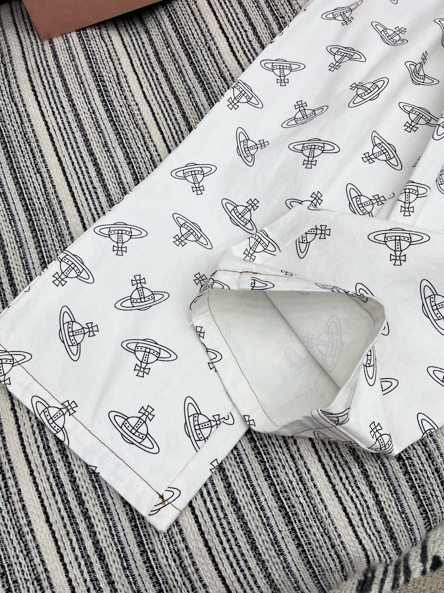 🛒𝐍𝐄𝐖 · 𝟐𝟎𝟐5/爆款现货

原单品质  小众*｜女神同款印花牛仔裤 
这款牛仔裤选用优质面料，工