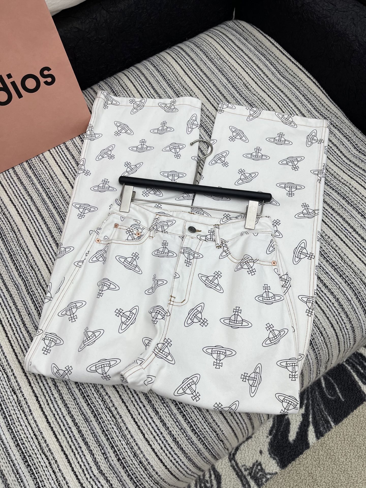 🛒𝐍𝐄𝐖 · 𝟐𝟎𝟐5/爆款现货

原单品质  小众*｜女神同款印花牛仔裤 
这款牛仔裤选用优质面料，工