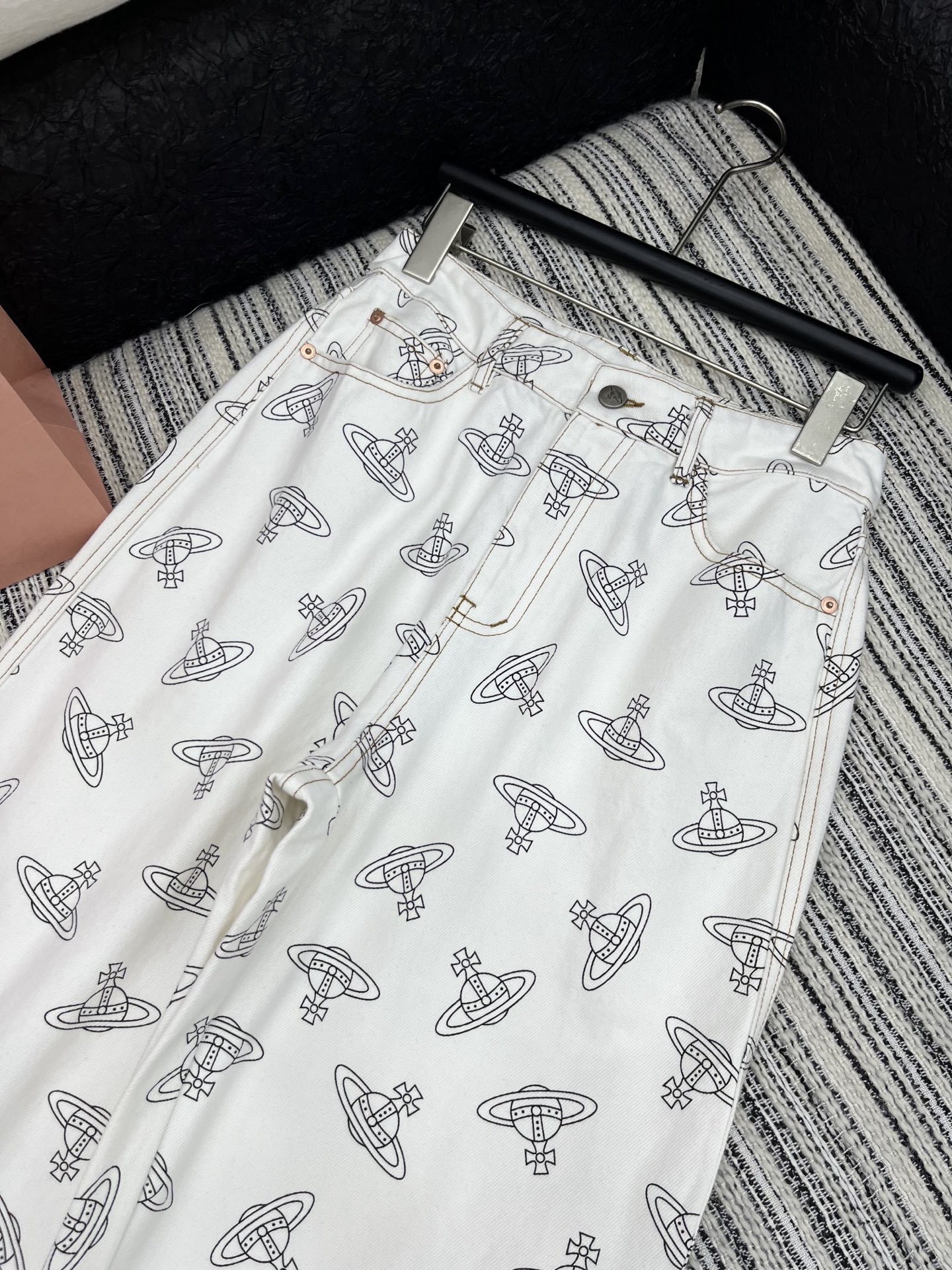 🛒𝐍𝐄𝐖 · 𝟐𝟎𝟐5/爆款现货

原单品质  小众*｜女神同款印花牛仔裤 
这款牛仔裤选用优质面料，工