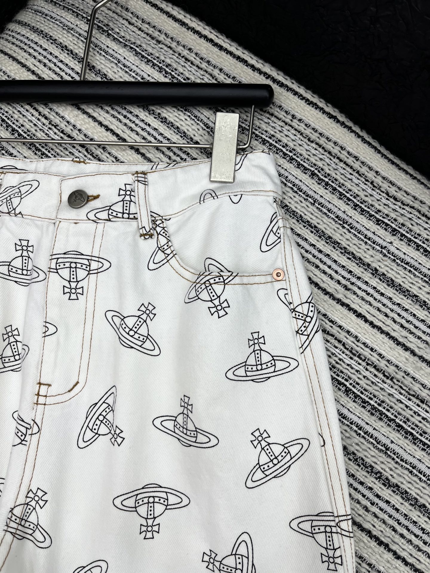 🛒𝐍𝐄𝐖 · 𝟐𝟎𝟐5/爆款现货

原单品质  小众*｜女神同款印花牛仔裤 
这款牛仔裤选用优质面料，工