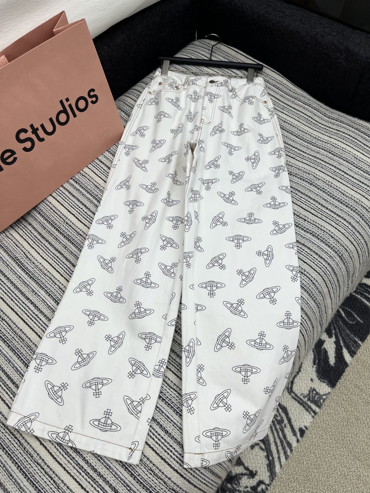 🛒𝐍𝐄𝐖 · 𝟐𝟎𝟐5/爆款现货

原单品质  小众*｜女神同款印花牛仔裤 
这款牛仔裤选用优质面料，工