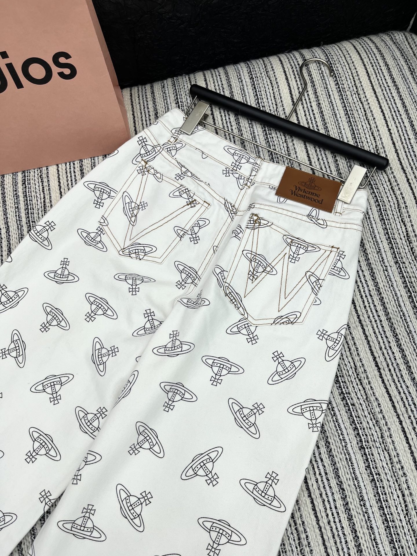 🛒𝐍𝐄𝐖 · 𝟐𝟎𝟐5/爆款现货

原单品质  小众*｜女神同款印花牛仔裤 
这款牛仔裤选用优质面料，工