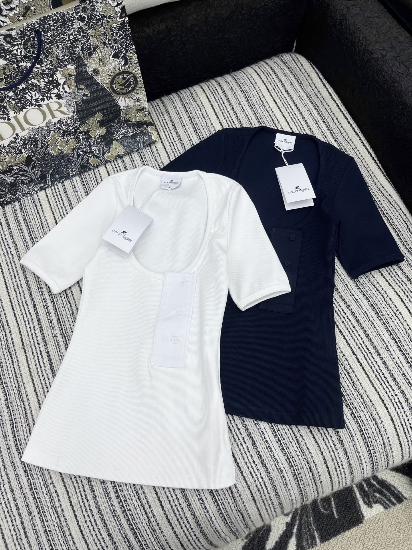 🛒𝐍𝐄𝐖 · 𝟐𝟎𝟐5/爆款现货

原单品质 小众｜2025新品大U领短袖T
极具设计的一款单品 饰以同