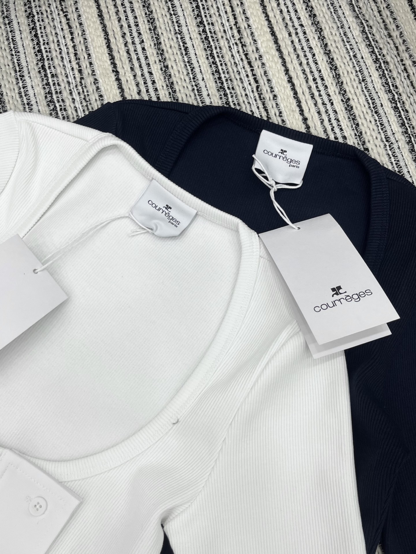 🛒𝐍𝐄𝐖 · 𝟐𝟎𝟐5/爆款现货

原单品质 小众｜2025新品大U领短袖T
极具设计的一款单品 饰以同