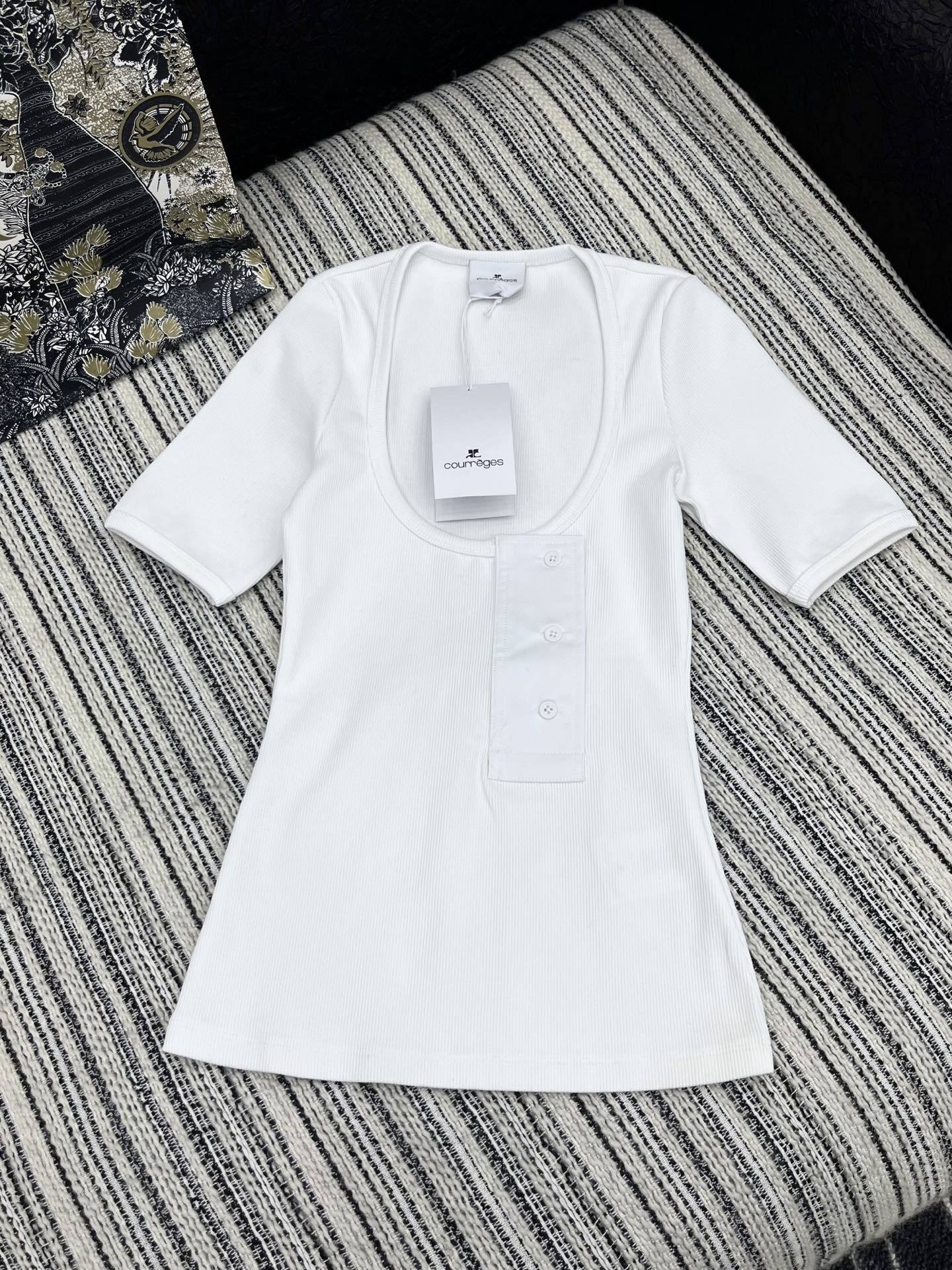 🛒𝐍𝐄𝐖 · 𝟐𝟎𝟐5/爆款现货

原单品质 小众｜2025新品大U领短袖T
极具设计的一款单品 饰以同
