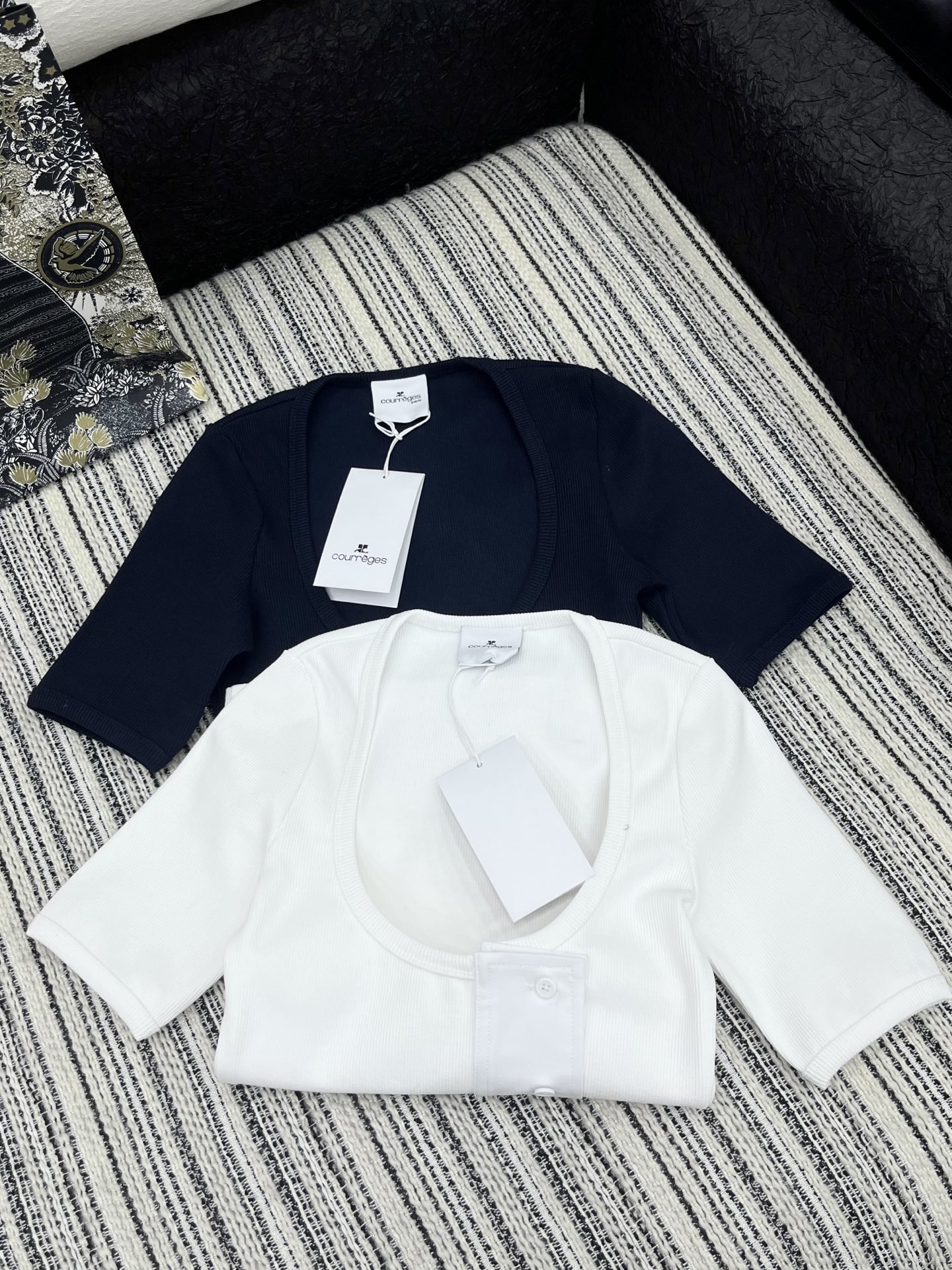 🛒𝐍𝐄𝐖 · 𝟐𝟎𝟐5/爆款现货

原单品质 小众｜2025新品大U领短袖T
极具设计的一款单品 饰以同