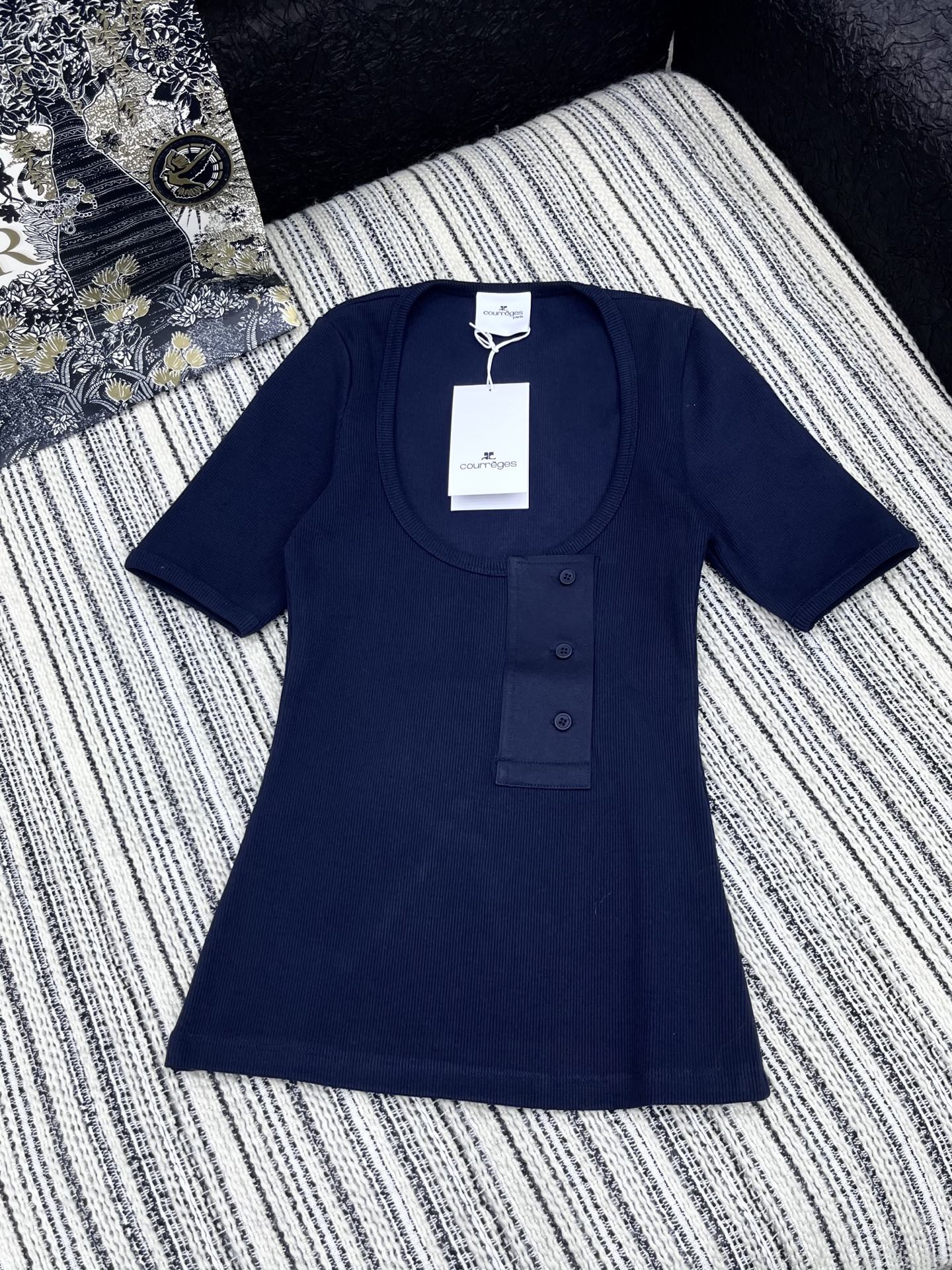 🛒𝐍𝐄𝐖 · 𝟐𝟎𝟐5/爆款现货

原单品质 小众｜2025新品大U领短袖T
极具设计的一款单品 饰以同