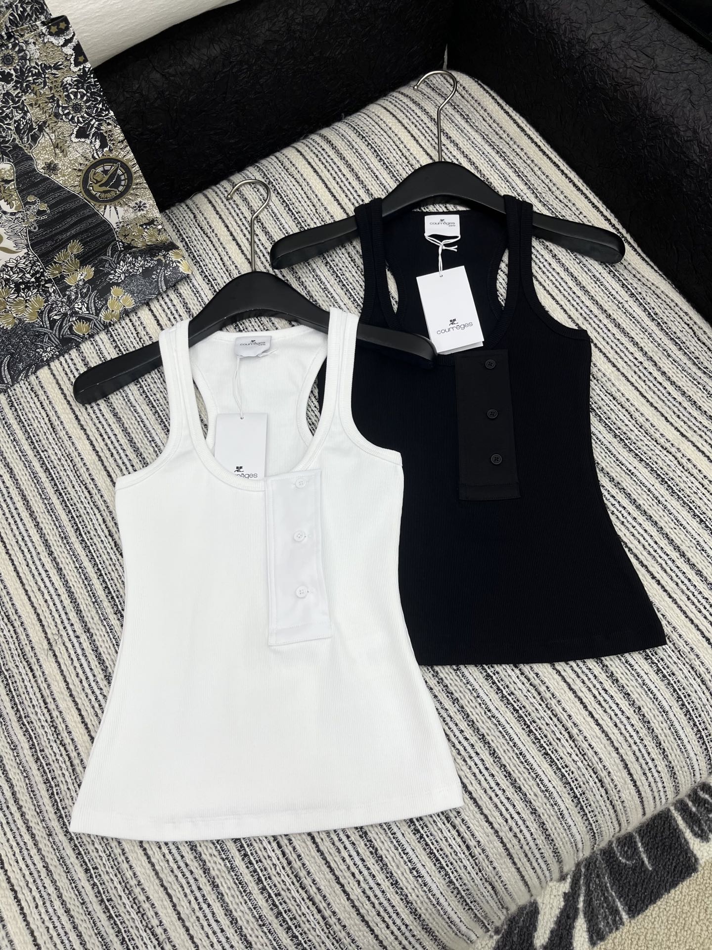 🛒𝐍𝐄𝐖 · 𝟐𝟎𝟐5/爆款现货

原单品质 小众｜2025新品大U领背心
极具设计的一款单品 饰以同色
