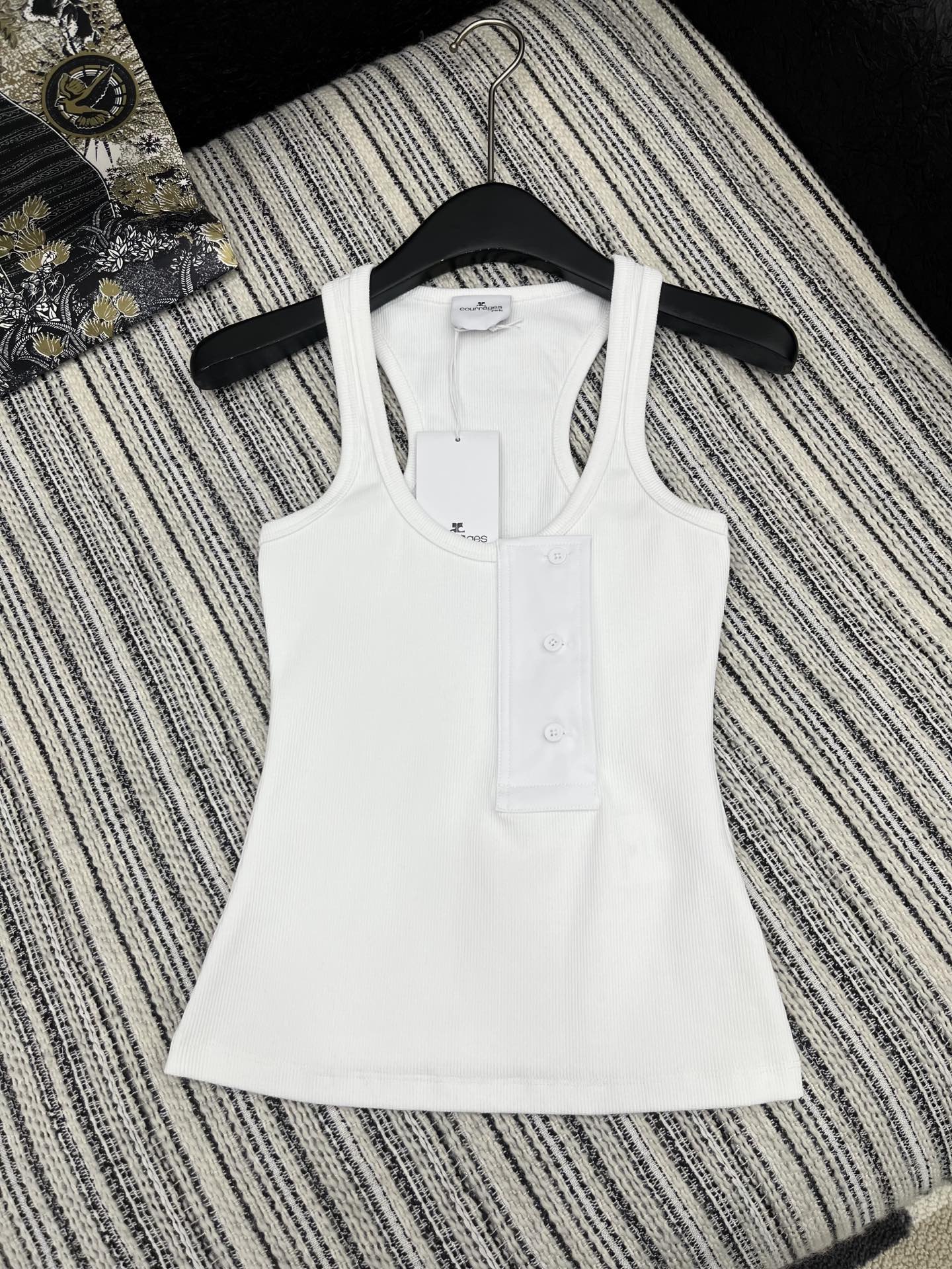 🛒𝐍𝐄𝐖 · 𝟐𝟎𝟐5/爆款现货

原单品质 小众｜2025新品大U领背心
极具设计的一款单品 饰以同色