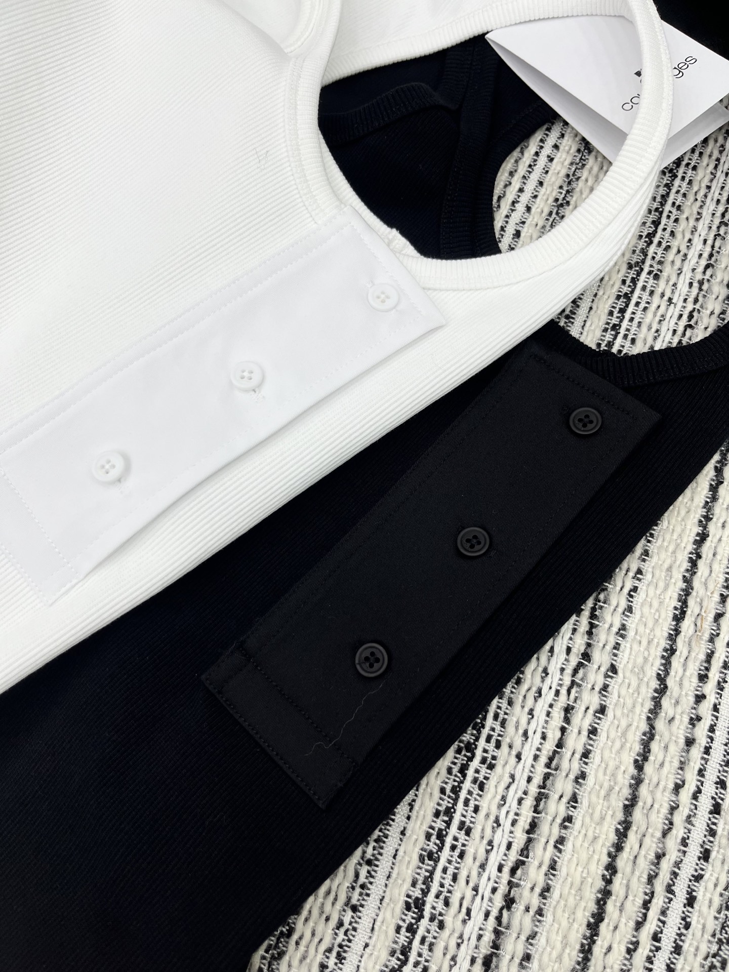 🛒𝐍𝐄𝐖 · 𝟐𝟎𝟐5/爆款现货

原单品质 小众｜2025新品大U领背心
极具设计的一款单品 饰以同色