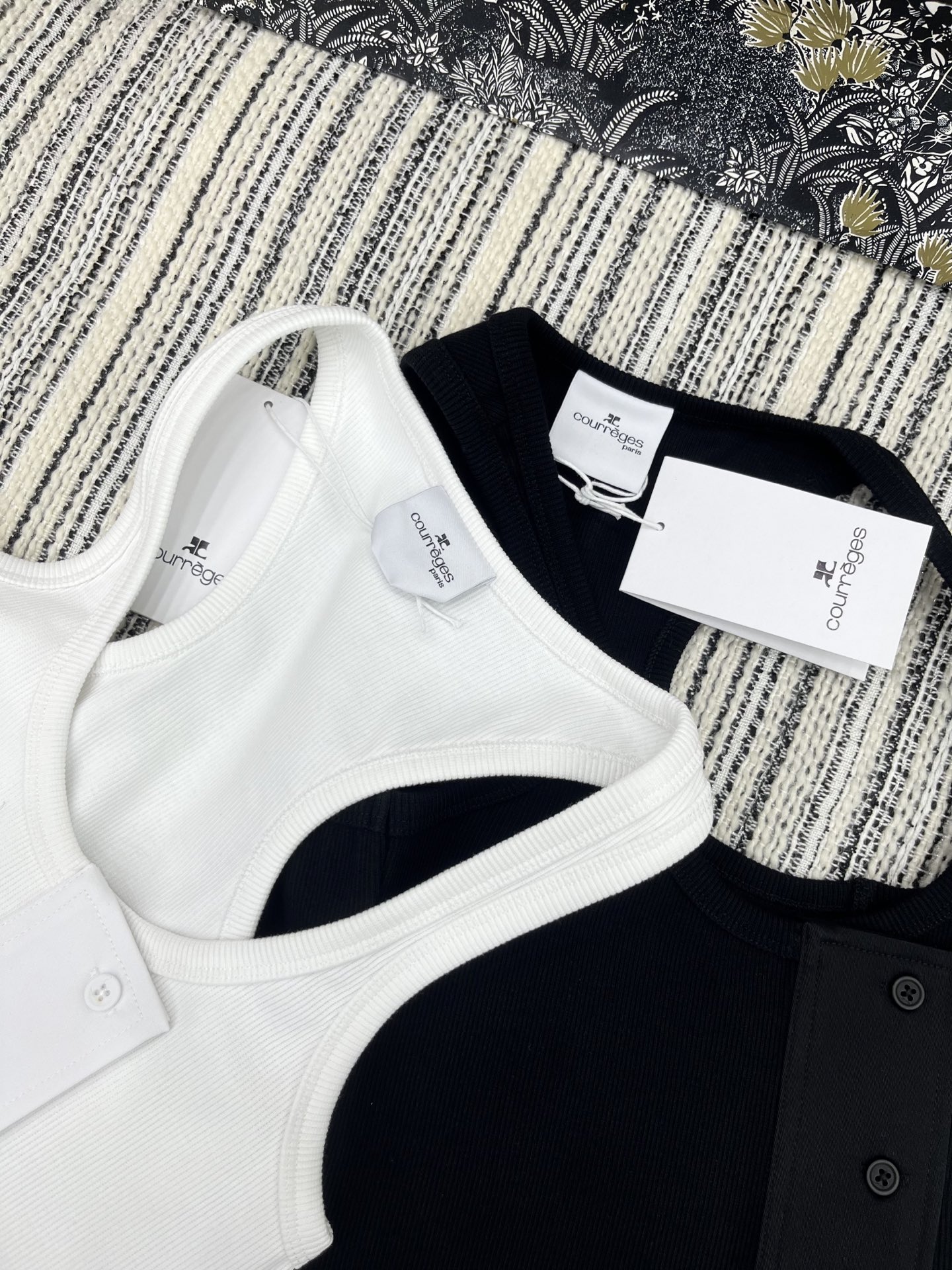 🛒𝐍𝐄𝐖 · 𝟐𝟎𝟐5/爆款现货

原单品质 小众｜2025新品大U领背心
极具设计的一款单品 饰以同色
