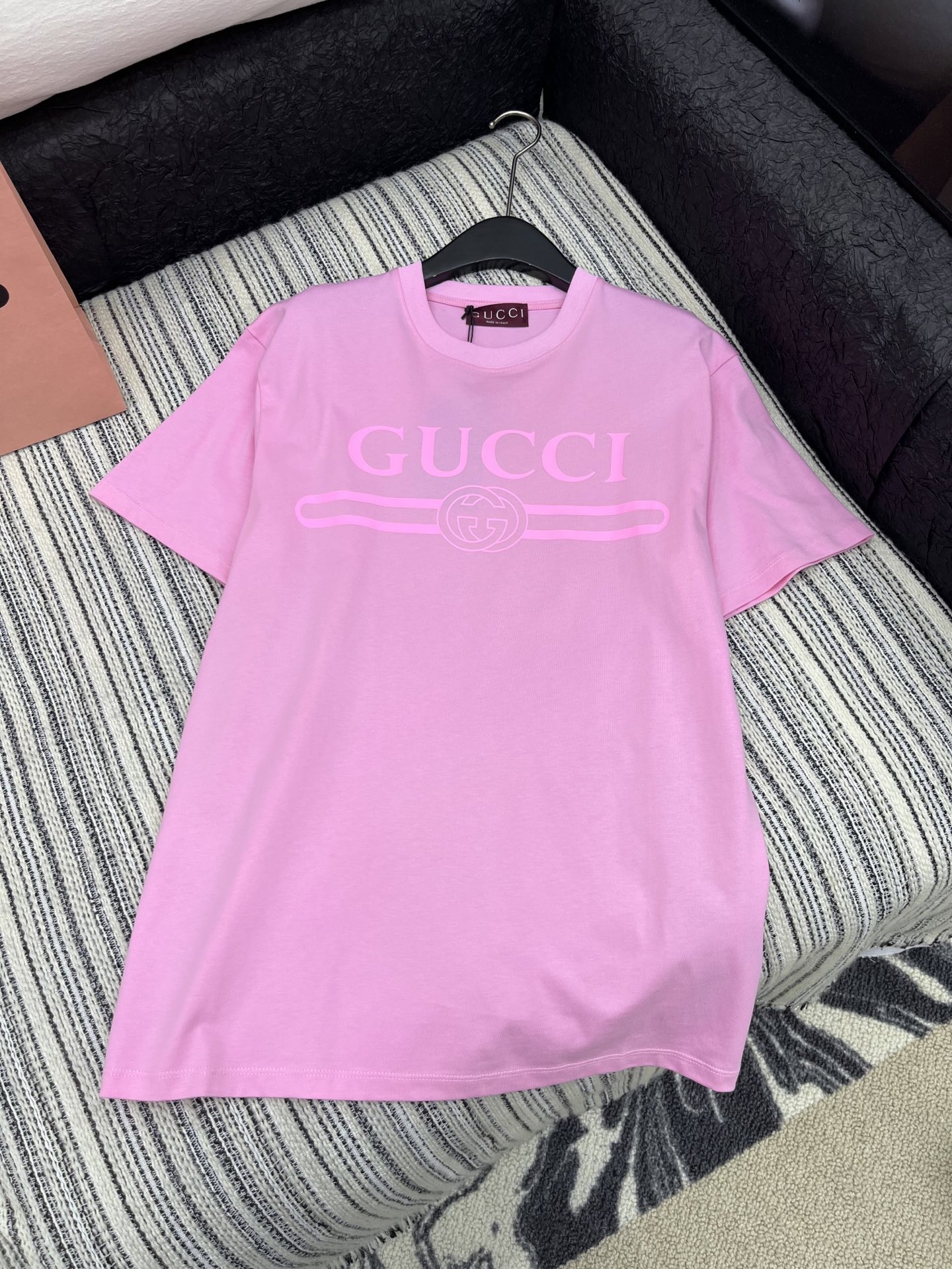 🛒𝐍𝐄𝐖 · 𝟐𝟎𝟐5/爆款现货

原单品质 Gucc*｜25限定系列新品印花短袖T恤
精致常规版型上身