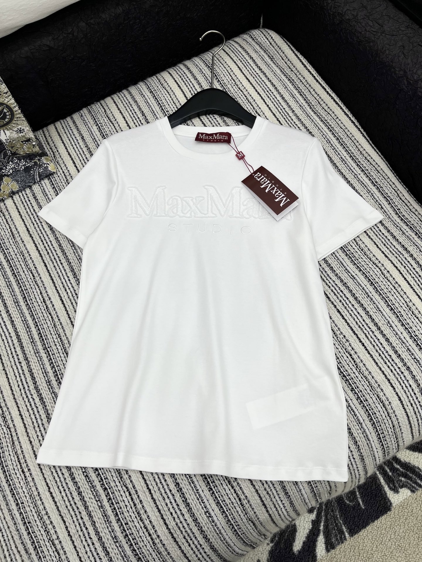 🛒𝐍𝐄𝐖 · 𝟐𝟎𝟐5/爆款现货

原单品质 Max Mar*｜2025新品立体刺绣订珠𝑇𝑒𝑒
饰以高品